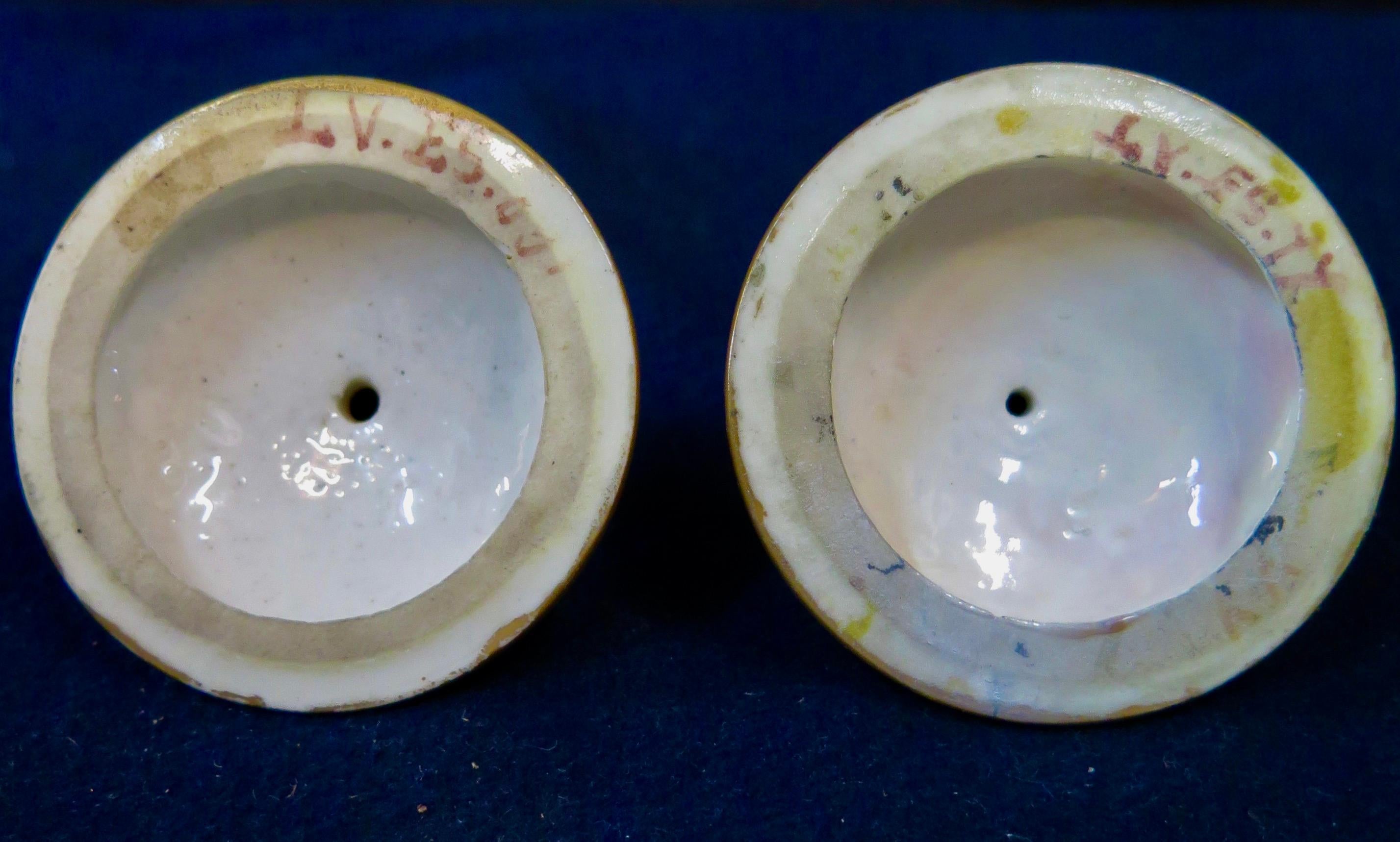 Bedeckte Urnen 'zugeschrieben für Sèvres'. im Angebot 4