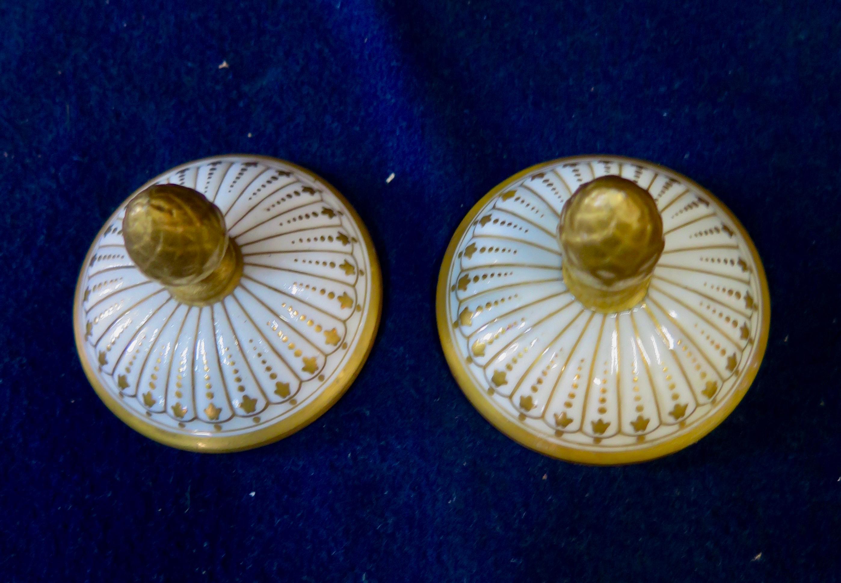 Bedeckte Urnen 'zugeschrieben für Sèvres'. im Angebot 5