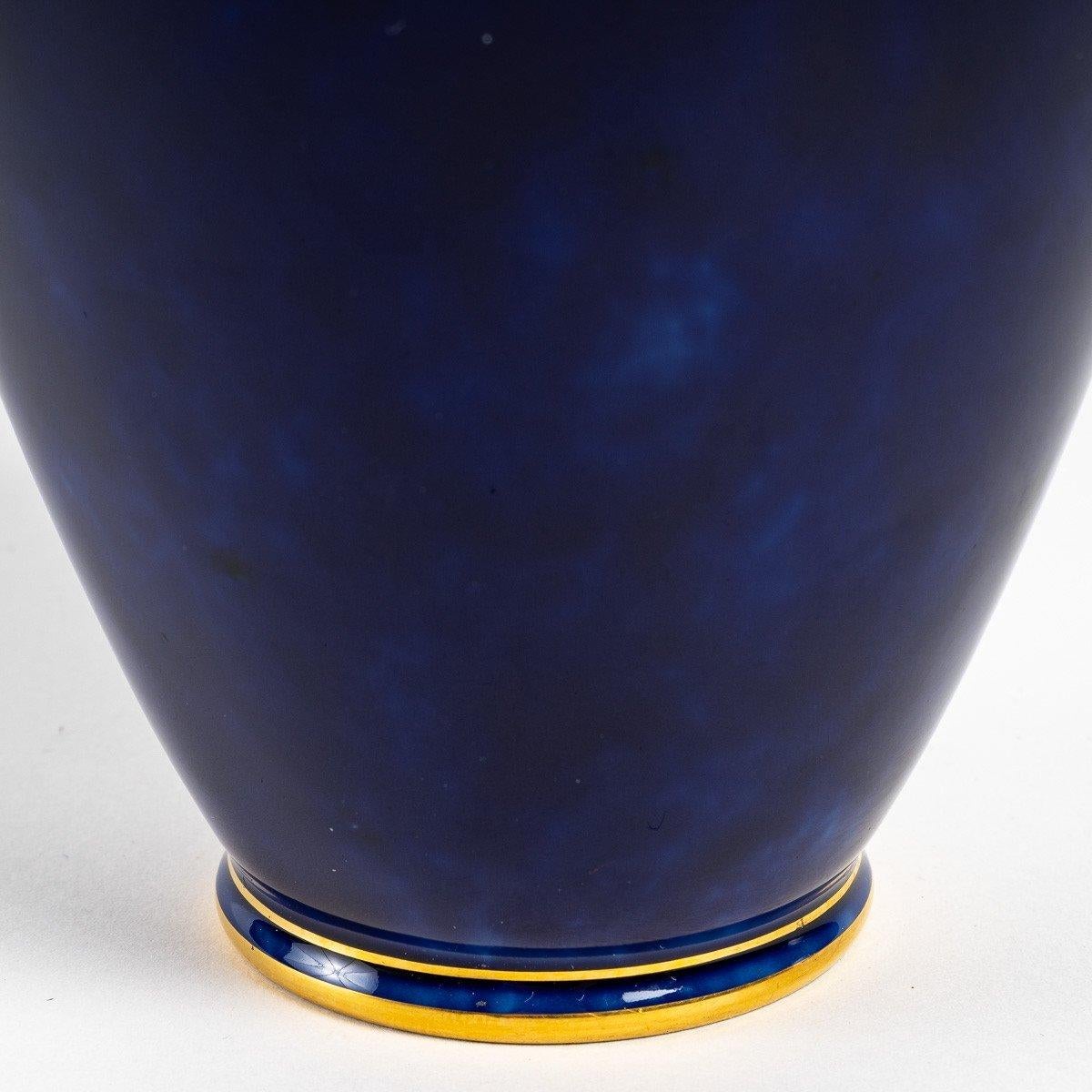Covered vase of the manufacture de Sèvres, Art Deco.

Beautiful blue covered vase from the manufacture de Sèvres, Art Nouveau period.

 Dimensions: H: 19 cm, D: 12 cm

Ref: 3323