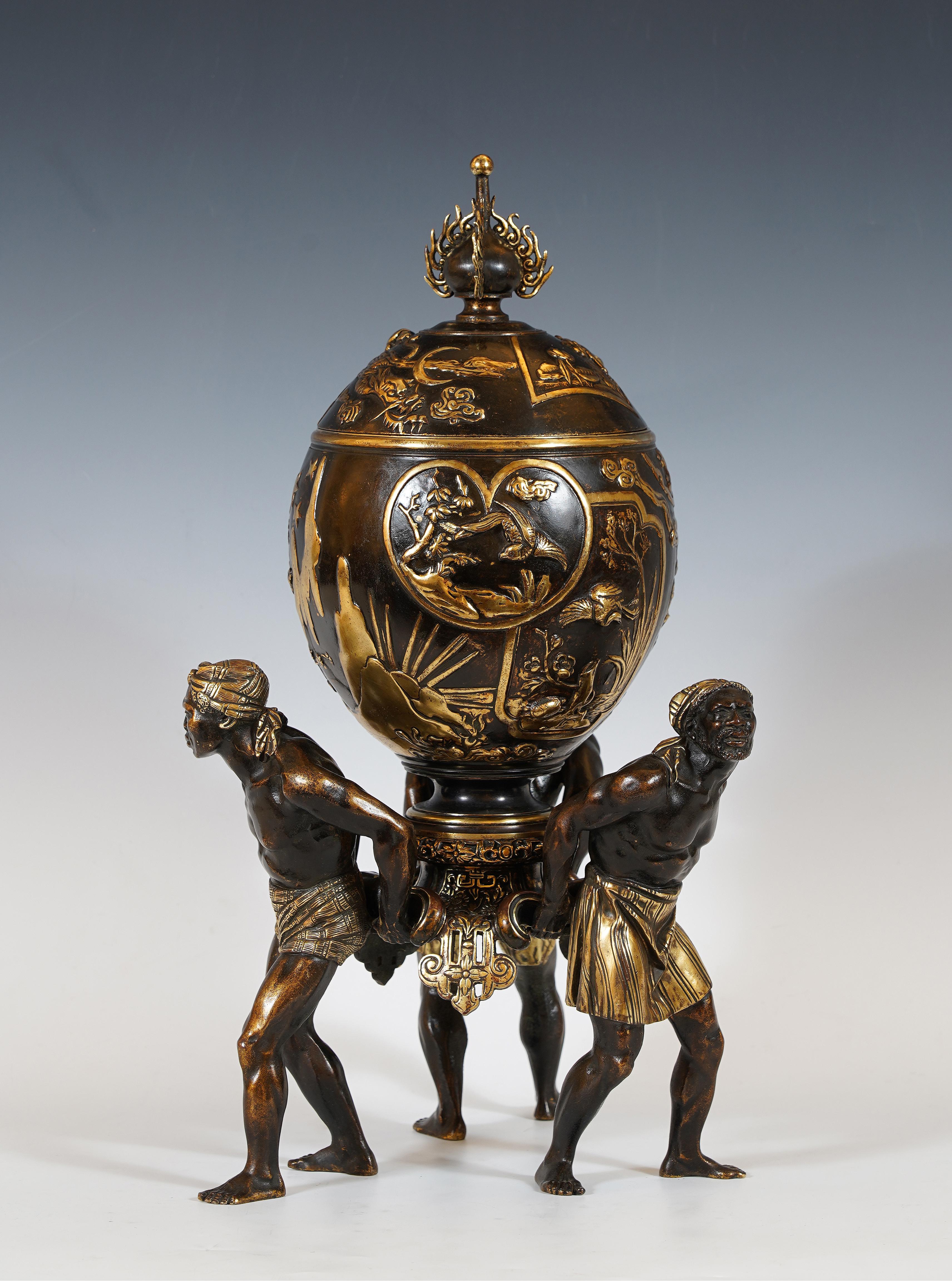 Wunderschöne eiförmige Vase aus patinierter Bronze mit goldenen Glanzlichtern, mit reichem Drehdekor im Relief. Der Deckel, der die Nacht symbolisiert, ist mit einer Schildkröte, einem Mond und einem durch die Wolken fliegenden Drachen verziert; der