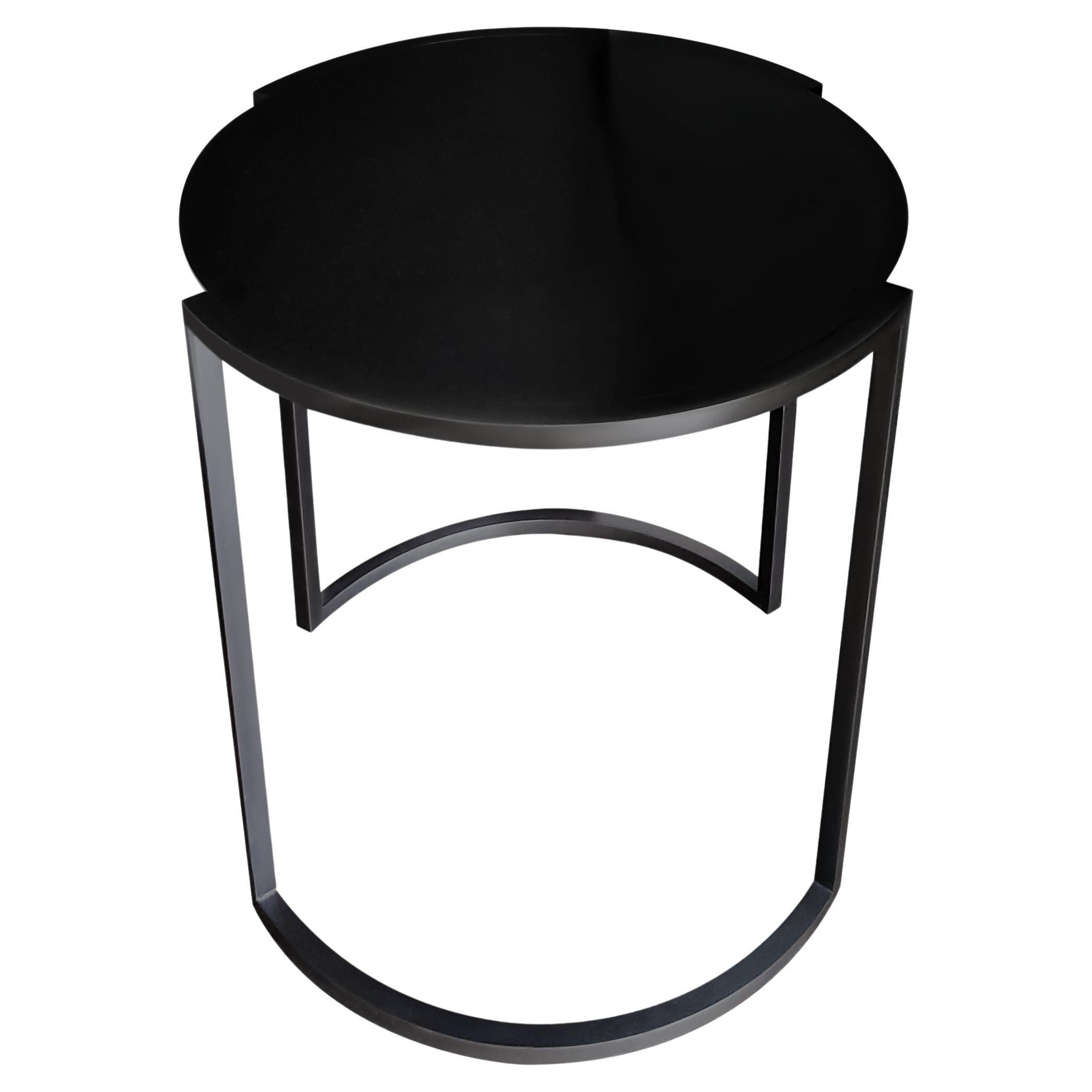 Mesa auxiliar COVET de metal negro by Soraya Osorio Acero en venta