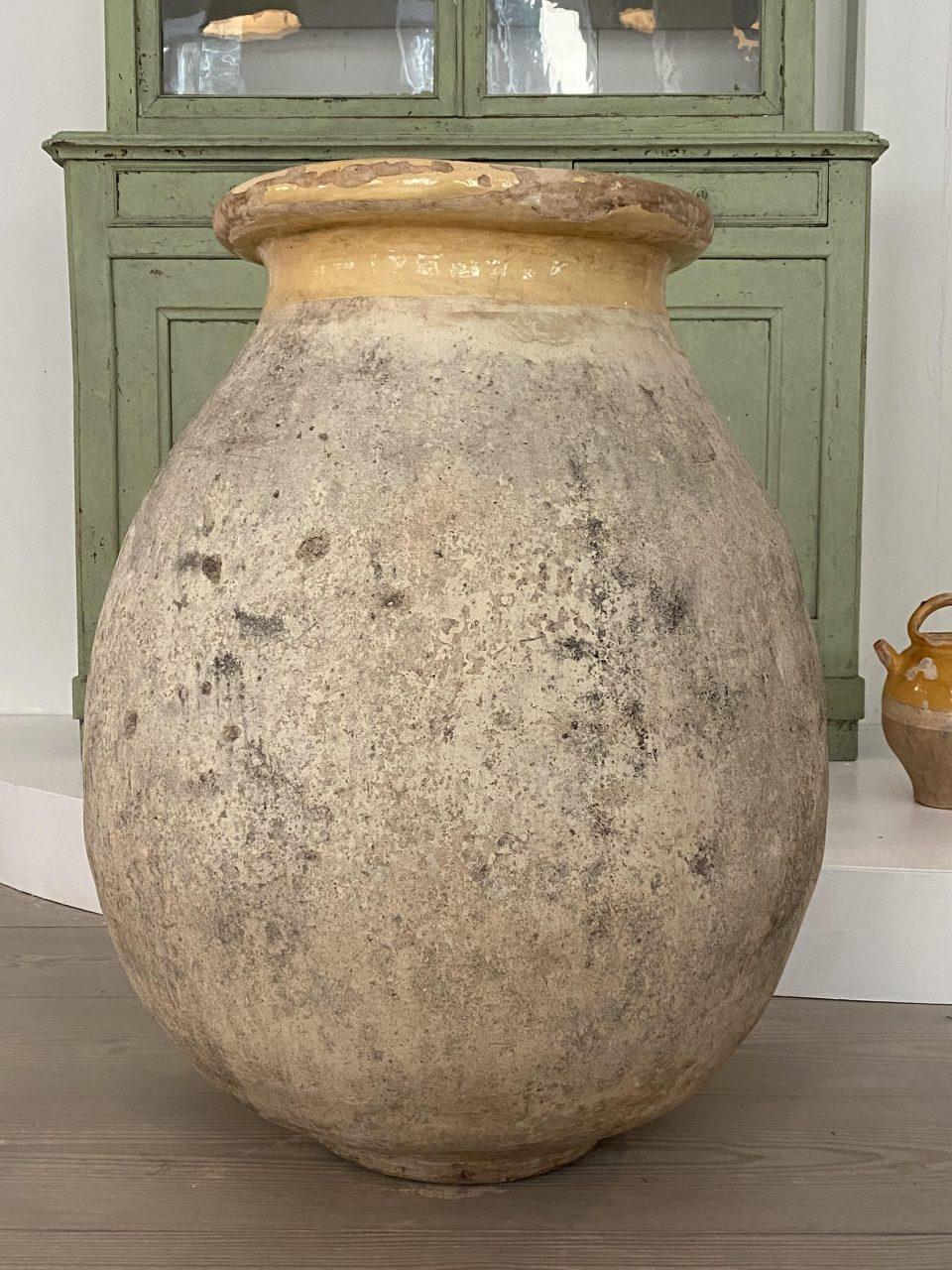 Magnifique et très convoité gigantesque porte-poterie antique datant d'avant 1900.

Une pièce unique de céramique artisanale, fabriquée dans la charmante ville de Biot, dans le sud de la France, située entre Nice et Cannes. La ville de Biot a une