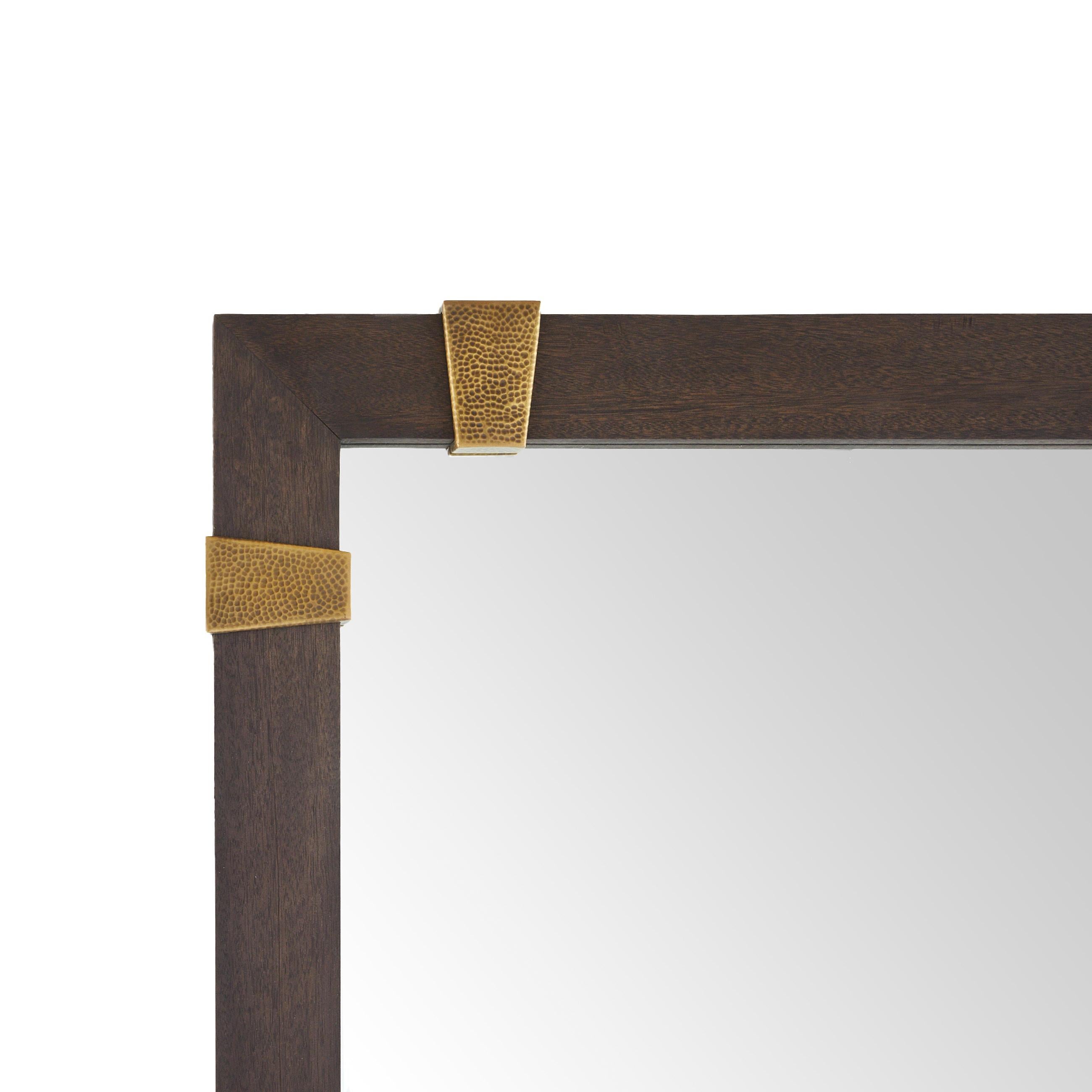 Espejo de pie Covington WMI53 - latón antiguo y madera de mango sable Martillado en venta