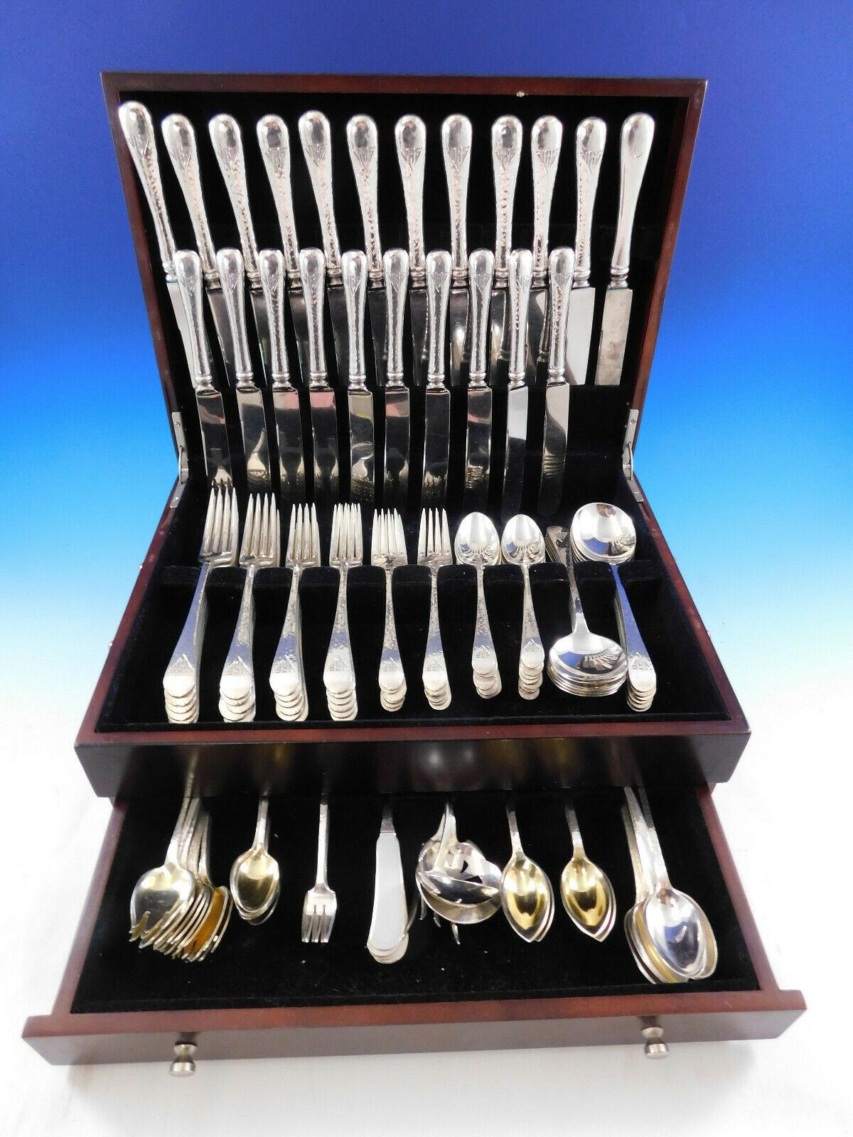 Monumental juego de cubiertos de plata de ley Covington Hammered by Gorham, tamaño cena y almuerzo, circa 1914 - 165 piezas. Este juego incluye:

12 Cuchillos tamaño cena, 9 5/8