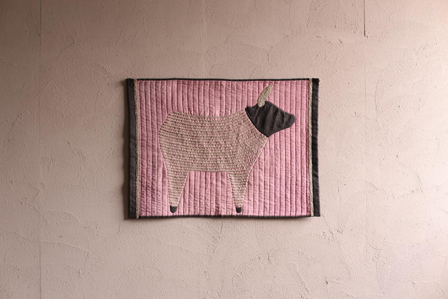 Title : Cow
Japan / 2021s 
Size : W 1060 H 770 mm

This quilt is made with french linen.
Hand quilted with cotton thread and Uses hand-knitted hemp strings.
Hand dyed with madder and tingi (A kind of bark of mangrove).


[Blue Tip