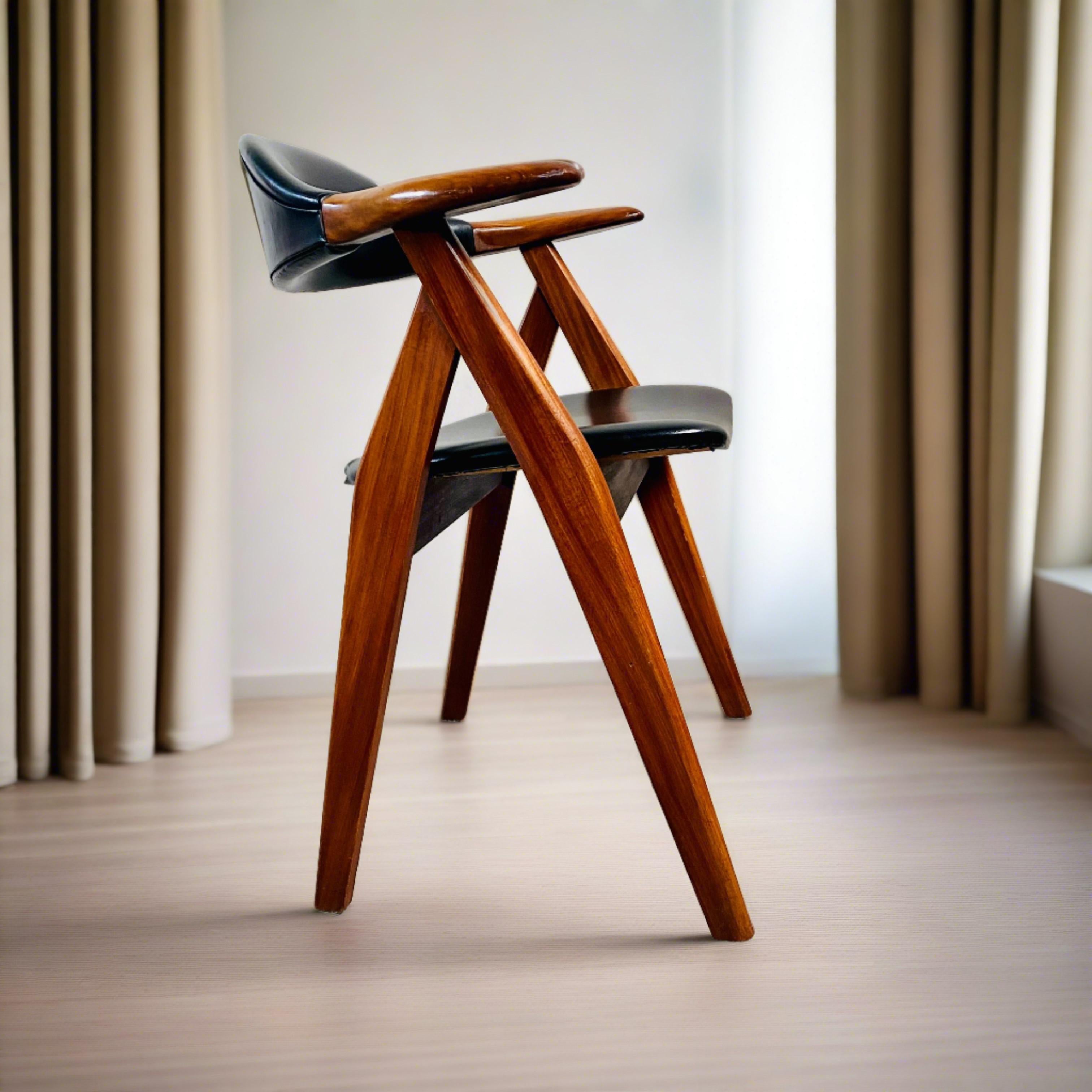 Voici la chaise Cow Horn de Tijsseling Meubelfabriek, un chef-d'œuvre intemporel né aux Pays-Bas en 1960. Fabriquée avec précision, cette chaise emblématique allie harmonieusement l'élégance et le confort, avec un élégant revêtement en similicuir