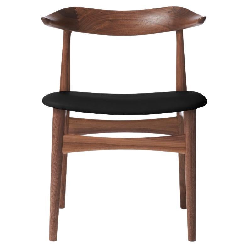 Kuhhorn-Stuhl aus Nussbaumholz mit schwarzem Leder von Warm Nordic