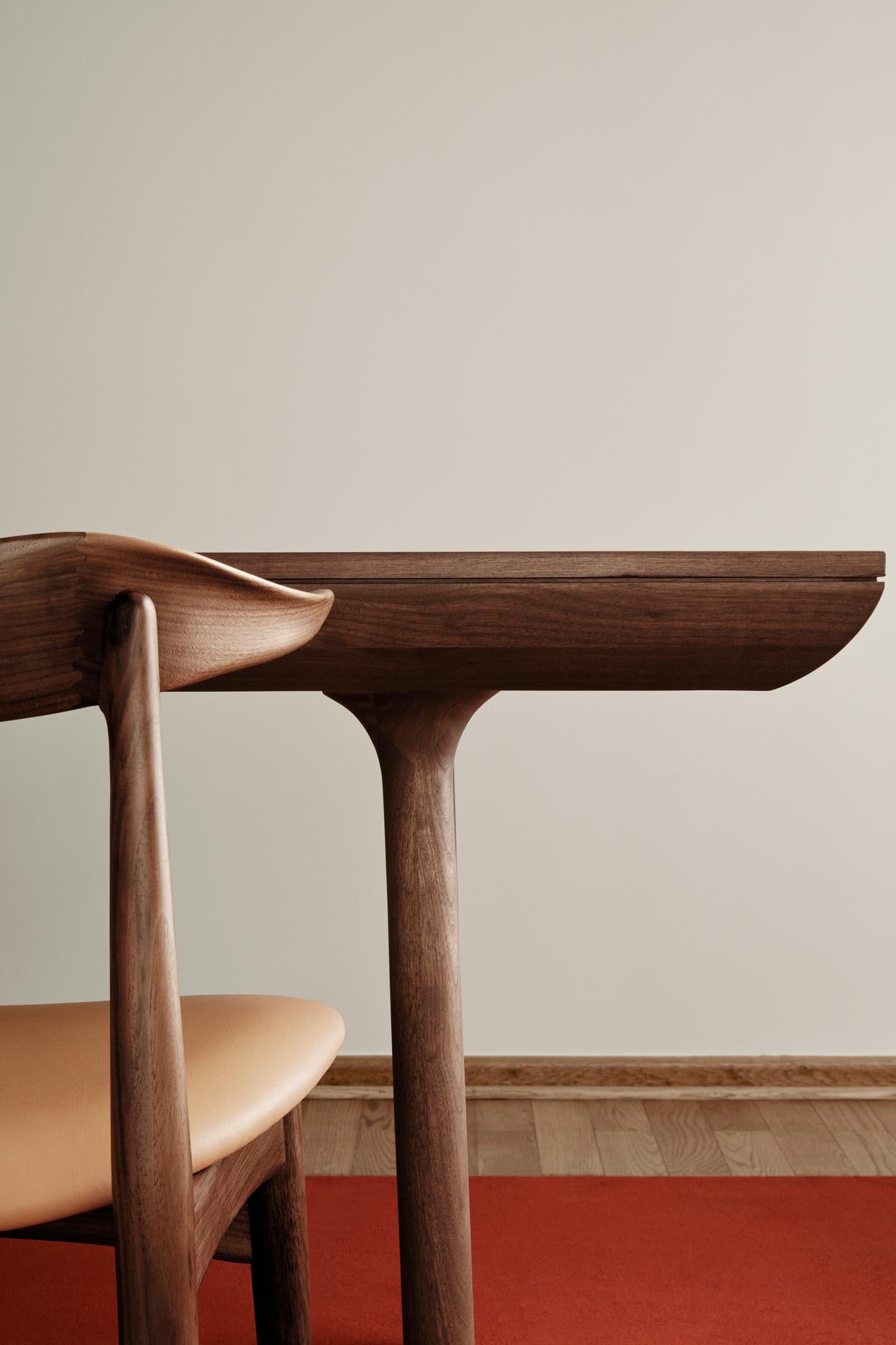Kuhhorn-Stuhl aus Nussbaumholz und Eiche mit Naturleder von Warm Nordic im Angebot 3