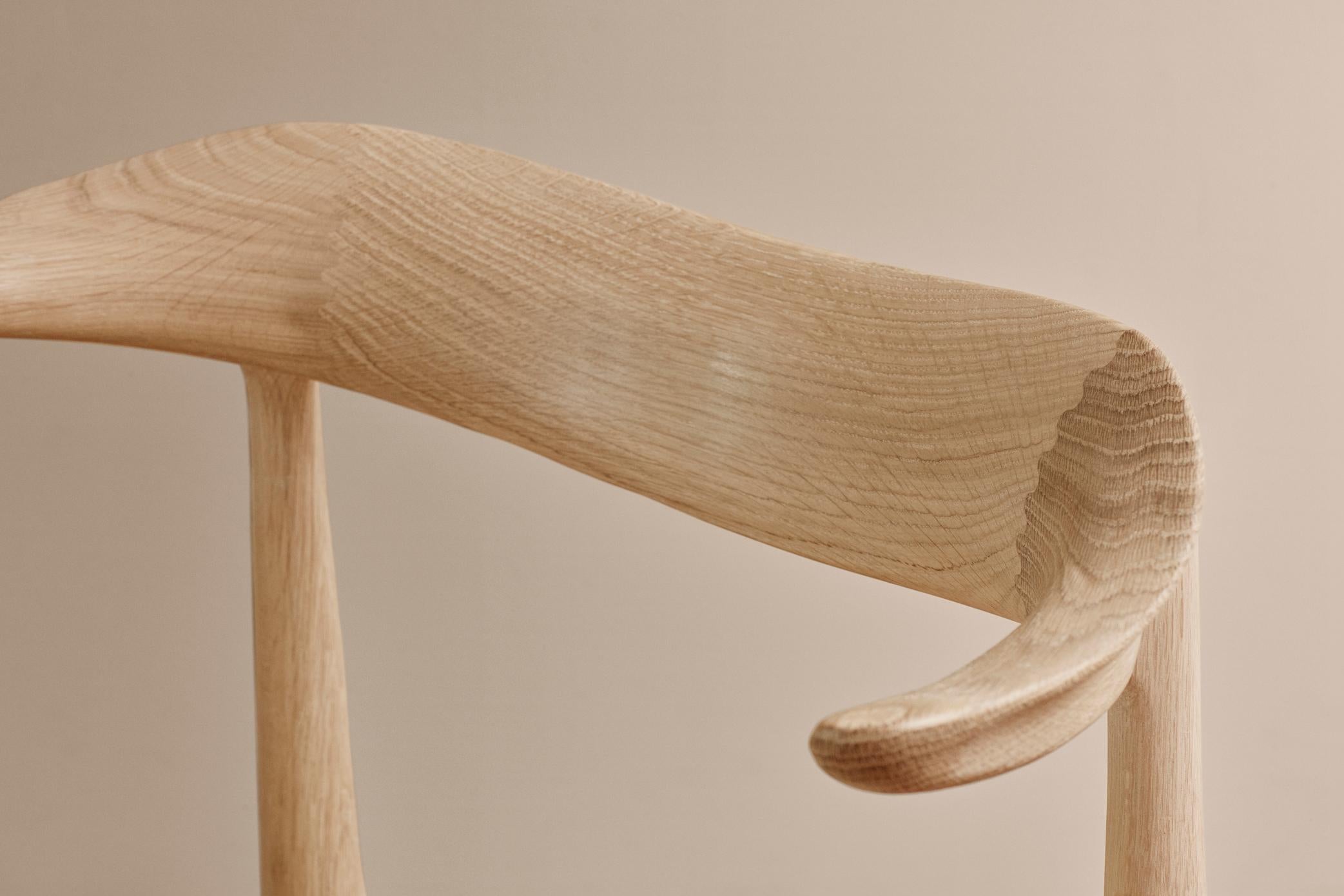 Kuhhorn-Stuhl aus Nussbaumholz und Eiche mit Naturleder von Warm Nordic im Angebot 11