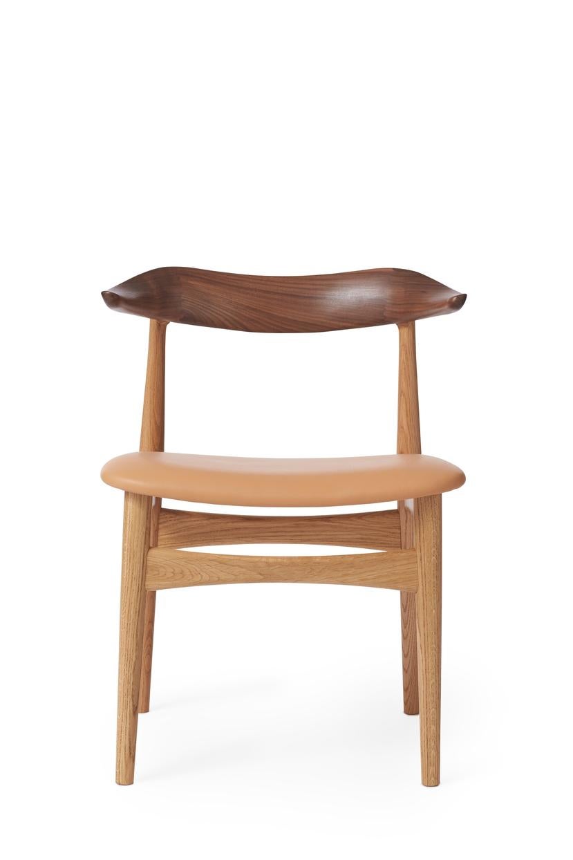 Cow Horn chair walnut oak nature leather by Warm Nordic
Dimensions: D 55 x W 48 x H 74 cm
Material: White oiled solid oak frame/Oiled solid walnut top, Textile or leather upholstery.
Weight: 7.5 kg
Also available in different colours and