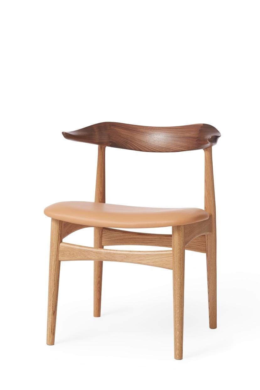 Kuhhorn-Stuhl aus Nussbaumholz und Eiche mit Naturleder von Warm Nordic (Postmoderne) im Angebot