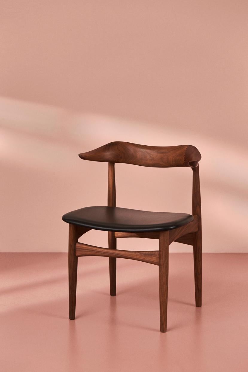 Kuhhorn-Stuhl aus Nussbaumholz und Eiche mit Naturleder von Warm Nordic im Zustand „Neu“ im Angebot in Geneve, CH