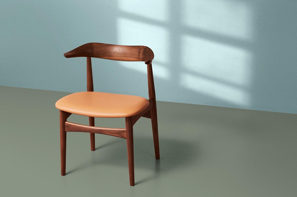 Kuhhorn-Stuhl aus Nussbaumholz und Eiche mit Naturleder von Warm Nordic (21. Jahrhundert und zeitgenössisch) im Angebot