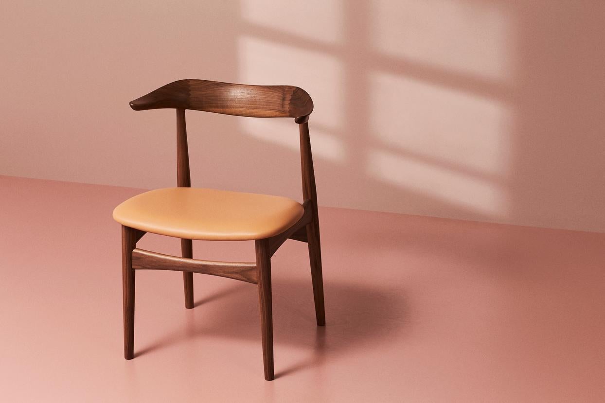 Kuhhorn-Stuhl aus Nussbaumholz und Eiche mit Naturleder von Warm Nordic (Leder) im Angebot