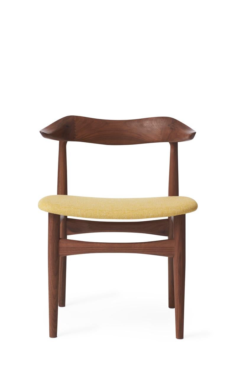 Cow Horn Chair Walnut Vanilla by Warm Nordic
Dimensions: D55 x W48 x H 74 cm
Material: Oiled solid walnut frame, Textile or leather upholstery.
Weight: 7.5 kg
Also available in different colours and finishes. Please contact us.

The Cow Horn