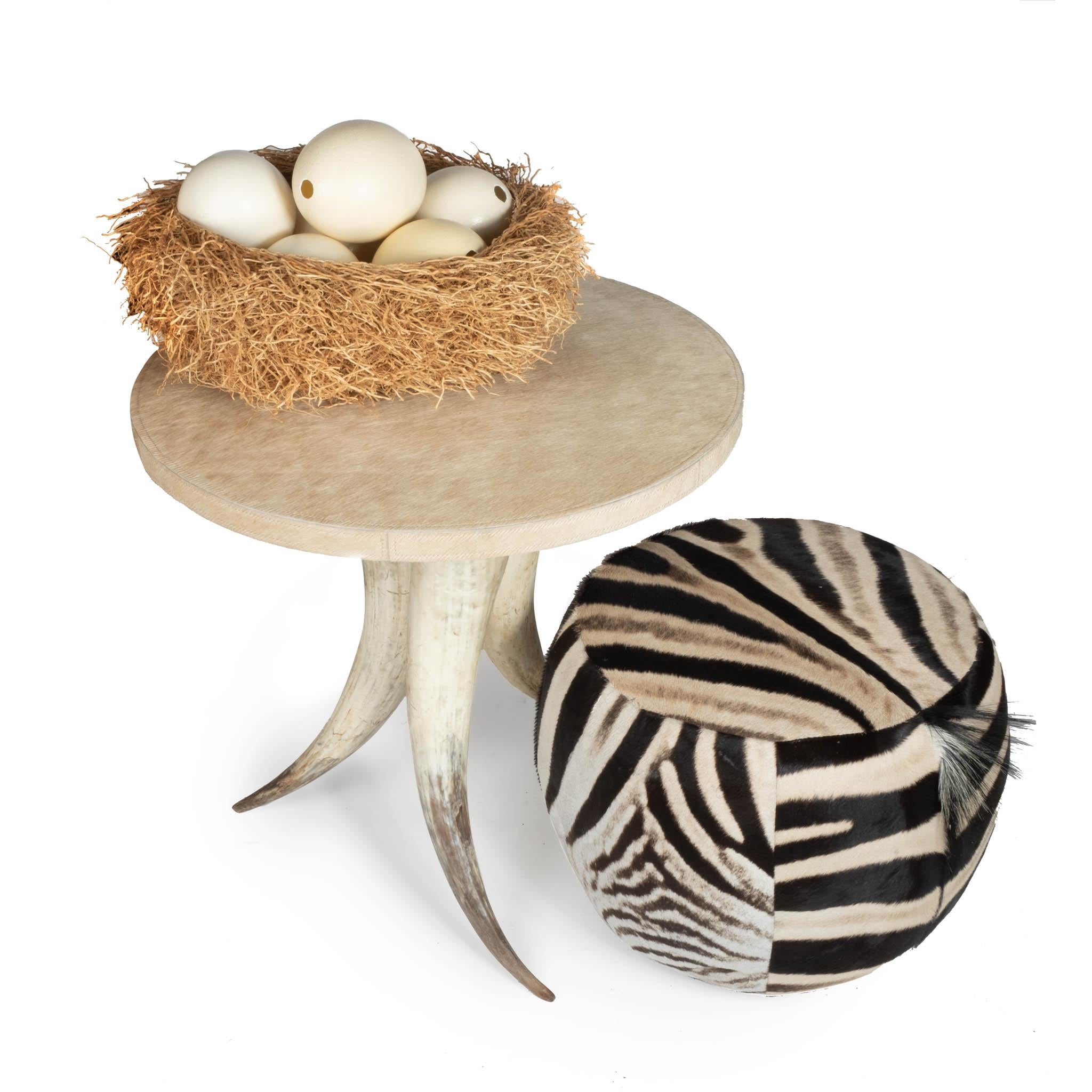 Table en corne de vache avec plateau en peau de vache crème Neuf - En vente à New York, NY