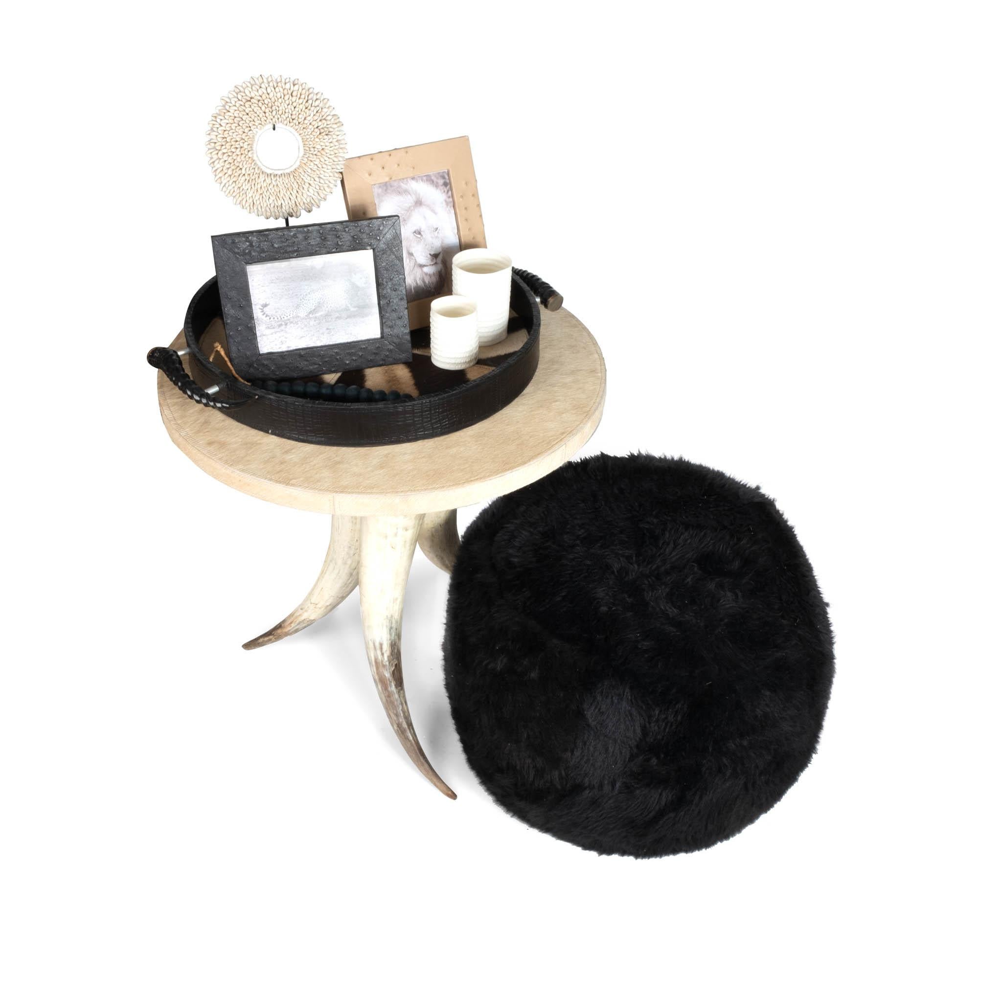 XXIe siècle et contemporain Table en corne de vache avec plateau en peau de vache crème en vente