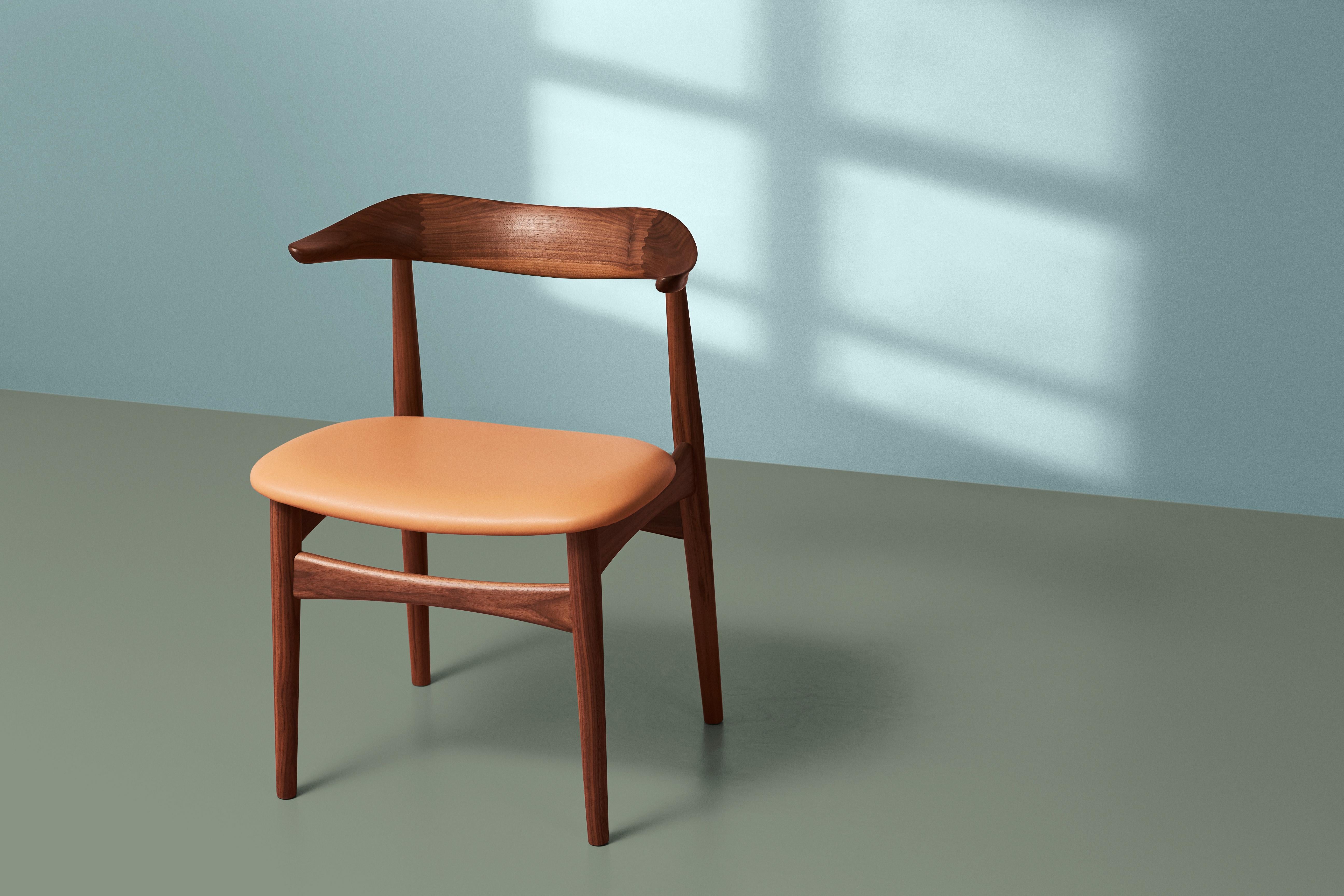 Chaise en noyer et en corne de vache, par Knud Færch de Warm Nordic en vente 6