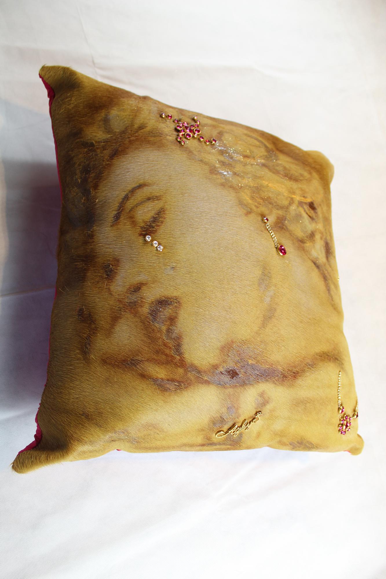 Cushion in cow leather beige with Marilyn Monroe subject hand-painted decorated with original Swarovski crystals. Back cushion covered in Shantung fabric in Fuchsia silk.

Entirely made in Italy.