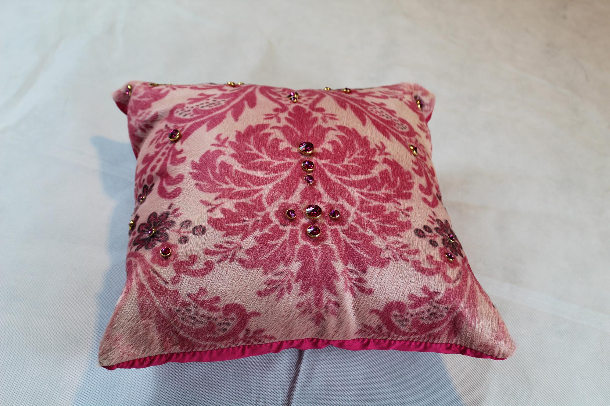 Pink cow leather cushion with hand-painted Damask pattern decorated with original Swarovski crystals.
Retro cushion covered in Shantung fabric in Fuchsia silk.
Entirely made in Italy.
