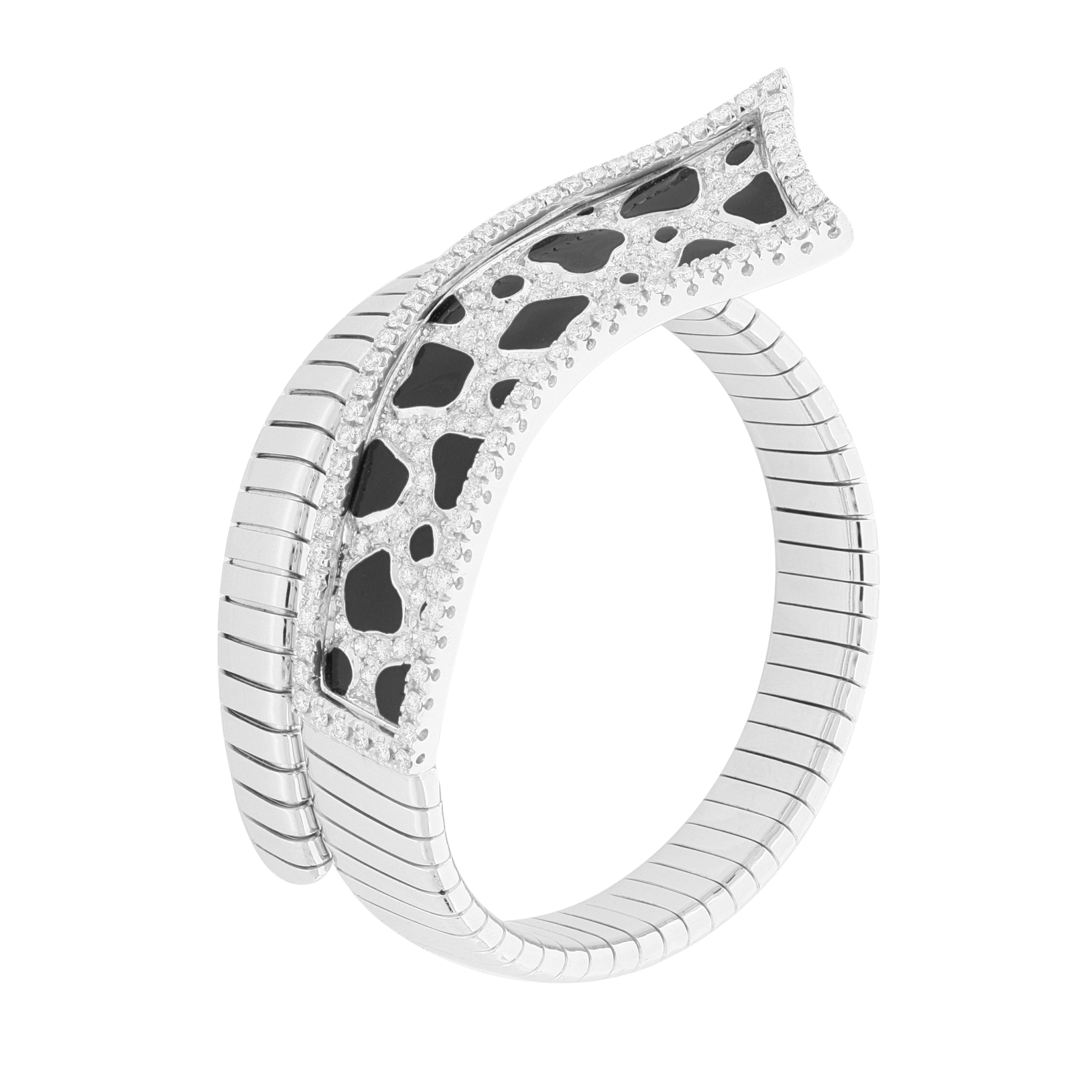 This tubogas bracelet features a cow printed central part made by black enemel and white brillian cut diamonds. Its retro-style is lightened by the fun enamel cow print.
Everything about this bracelet screams 