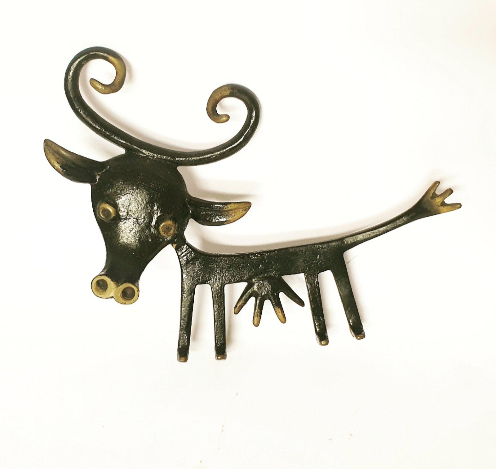 Sehr spezieller und seltener Schlüsselanhänger, der eine lustig aussehende Kuh zeigt. Sehr groß. Dies ist ein Originalstück, keine Reproduktion.

Entworfen von Walter Bosse, hergestellt von Hertha Baller, Wien in den 1950er Jahren.

Dieser