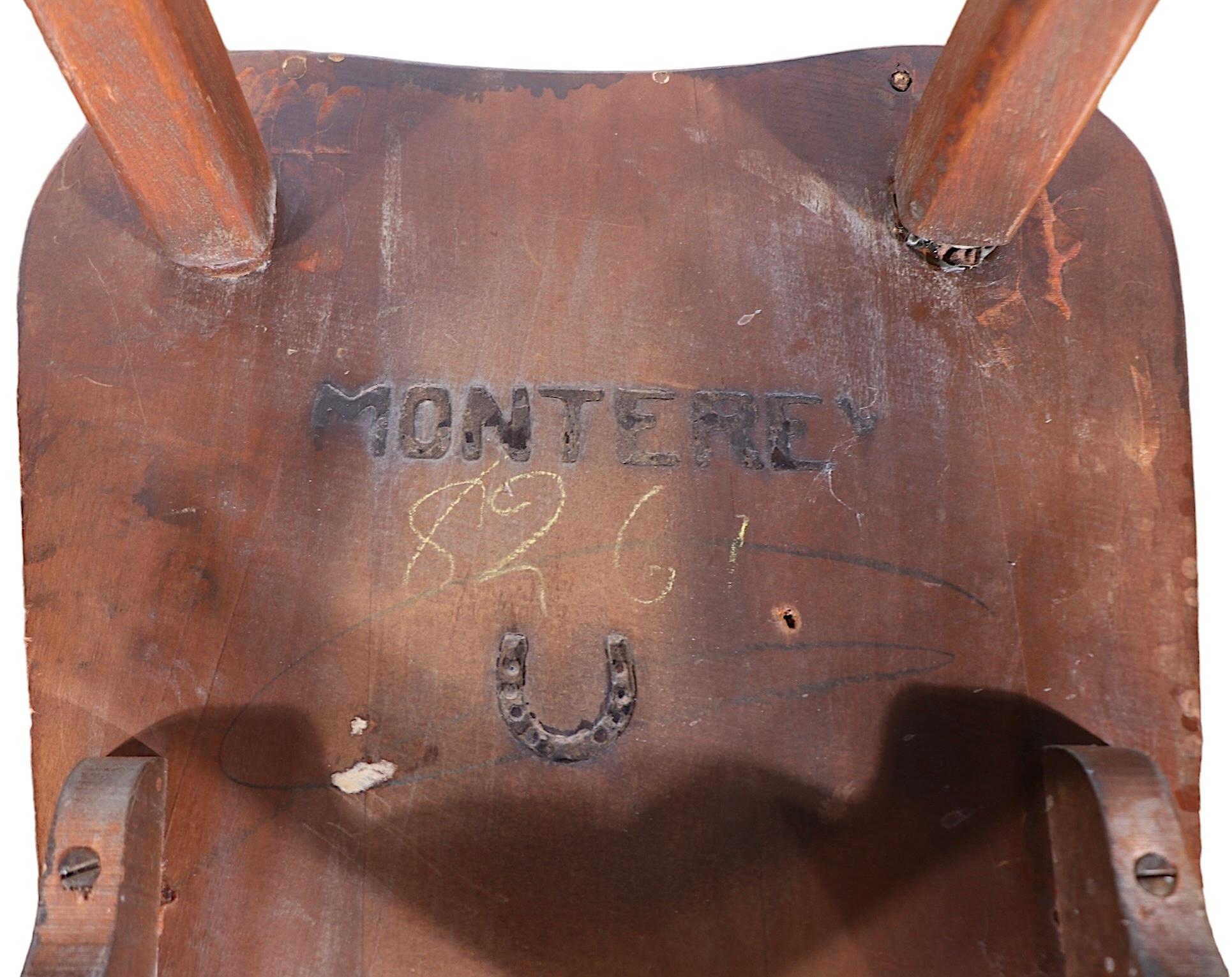 Rara e ricercata scrivania e sedia del grande produttore californiano Monterey Furniture Co. degli anni '30 circa. La scrivania e la sedia sono strutturalmente solide e robuste, ma entrambe presentano segni di usura nella finitura, vedi immagini. 
