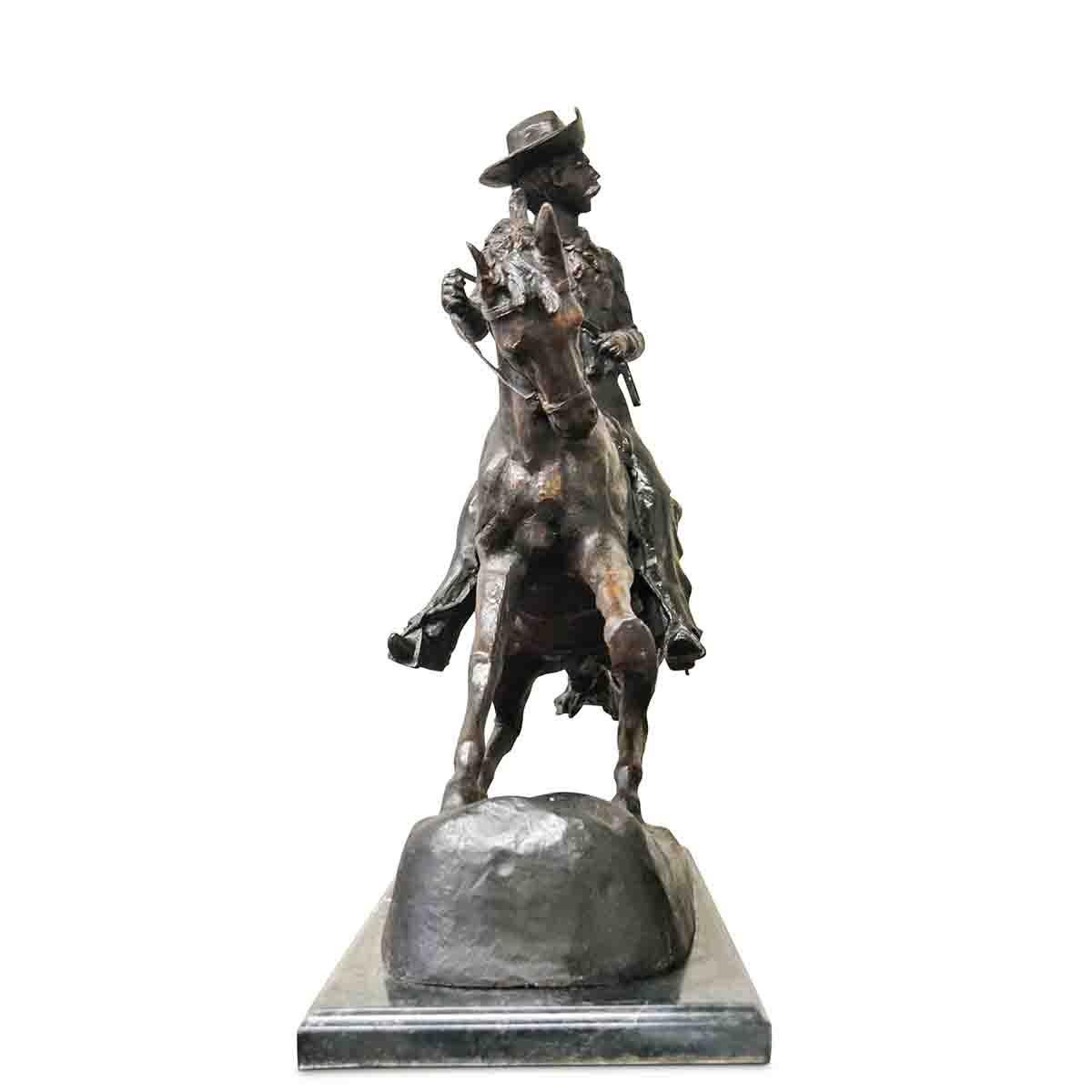 Cowboy, une sculpture en bronze coulé d'après l'original de l'artiste américain Frederic Remington, sur socle en marbre. Empreinte d'une grande tension dramatique, cette sculpture en bronze représente une scène du vieil Ouest américain