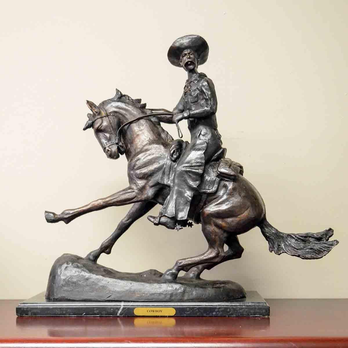 Cowboy, sculpture en bronze coulé sur socle en marbre, d'après Frederic Remington Bon état - En vente à Yonkers, NY
