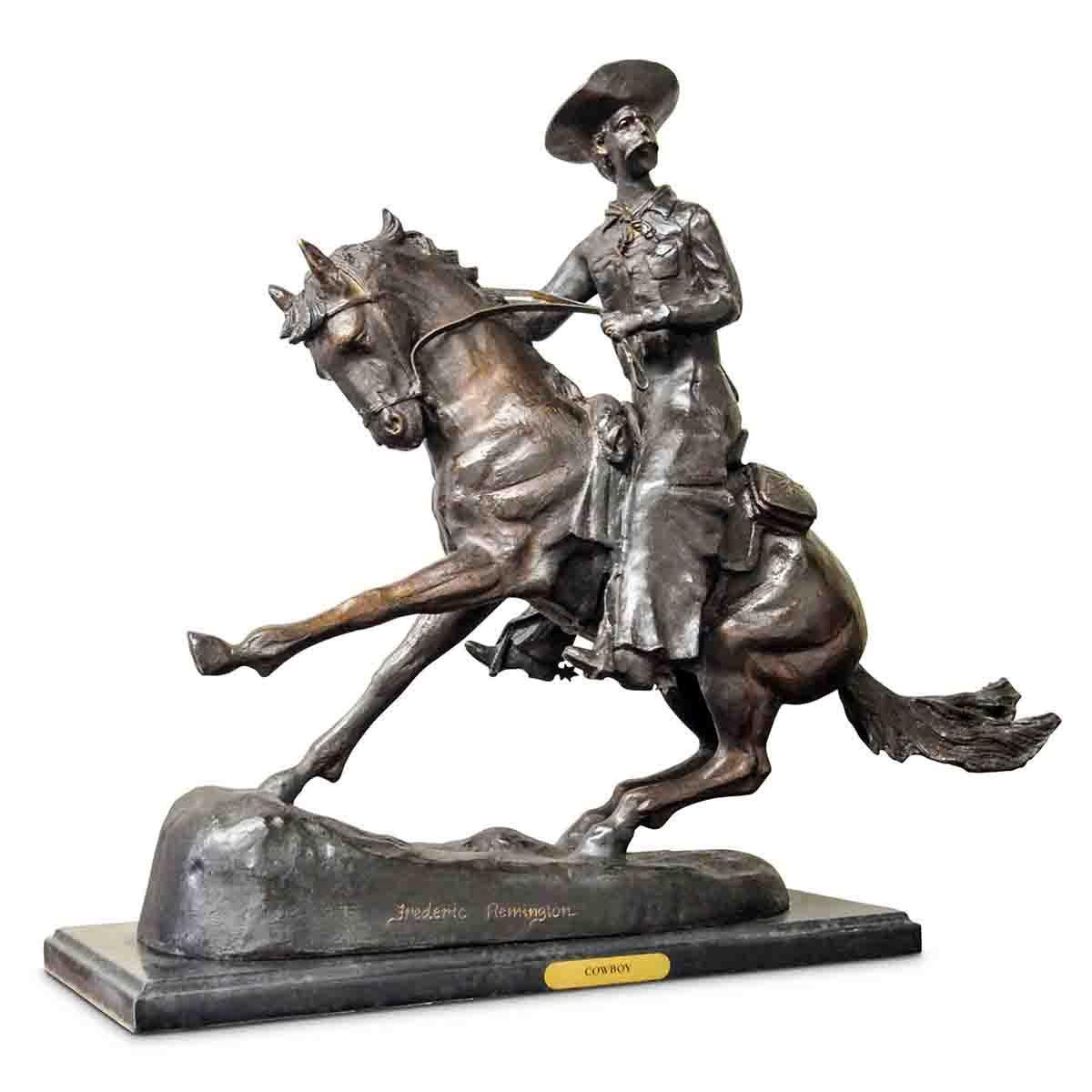 20ième siècle Cowboy, sculpture en bronze coulé sur socle en marbre, d'après Frederic Remington en vente
