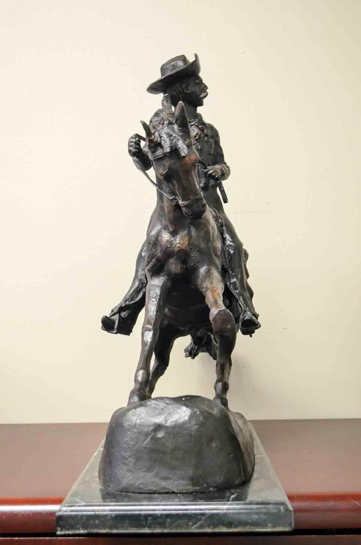 Marbre Cowboy, sculpture en bronze coulé sur socle en marbre, d'après Frederic Remington en vente