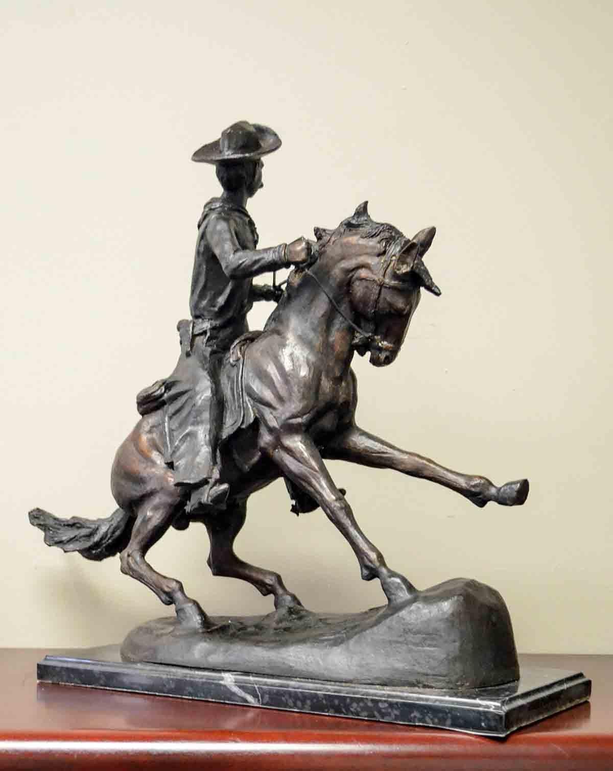 Cowboy, sculpture en bronze coulé sur socle en marbre, d'après Frederic Remington en vente 1