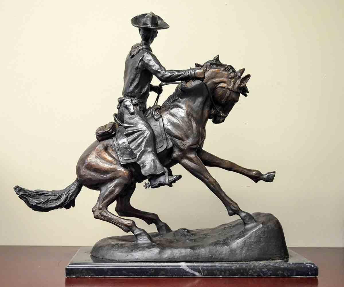 Cowboy, sculpture en bronze coulé sur socle en marbre, d'après Frederic Remington en vente 2