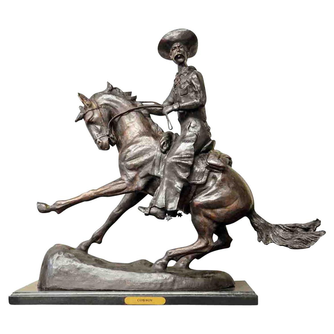 Cowboy, sculpture en bronze coulé sur socle en marbre, d'après Frederic Remington en vente