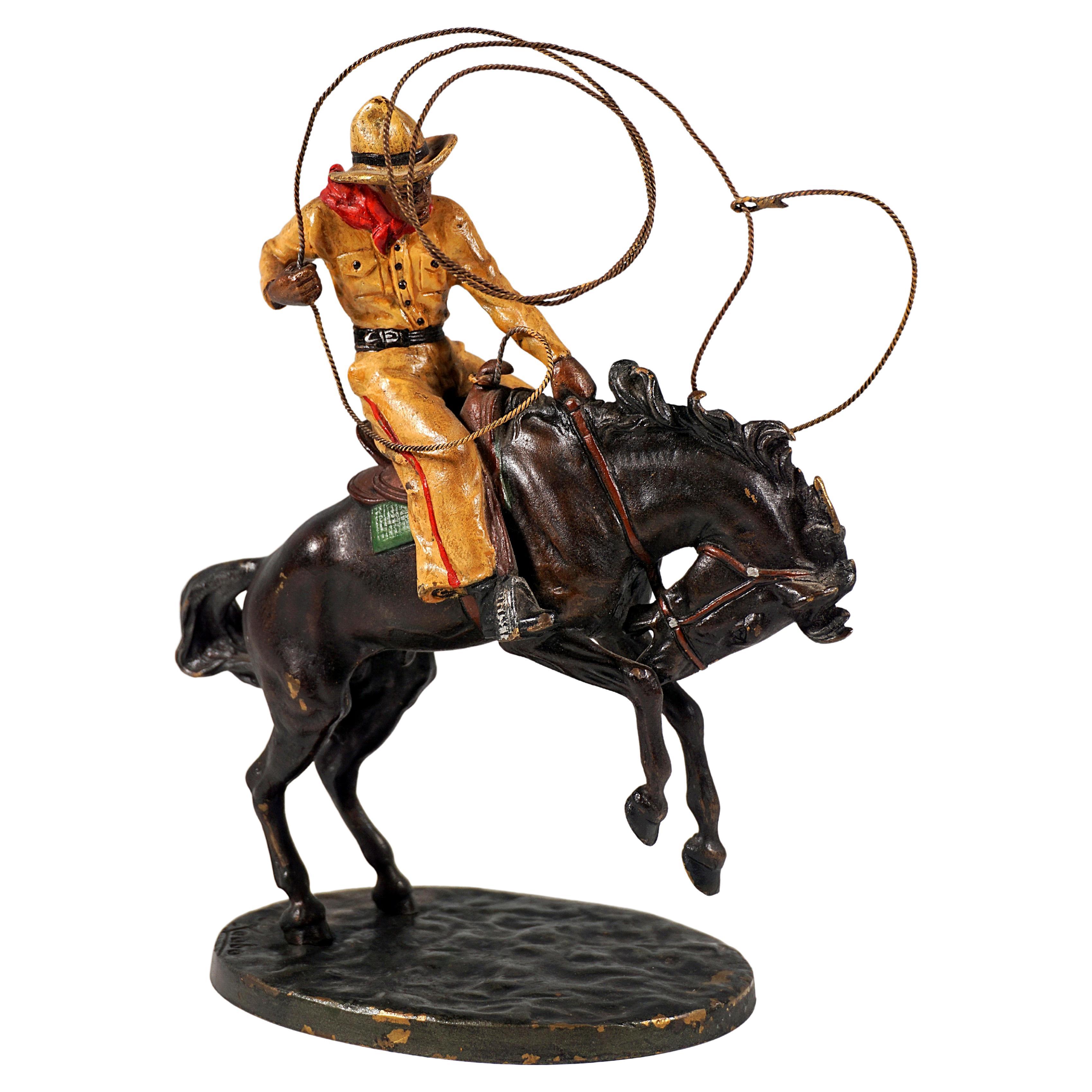 Cowboy mit Lasso auf Pferd, Wiener Bronzefigur von Carl Kauba, um 1920
