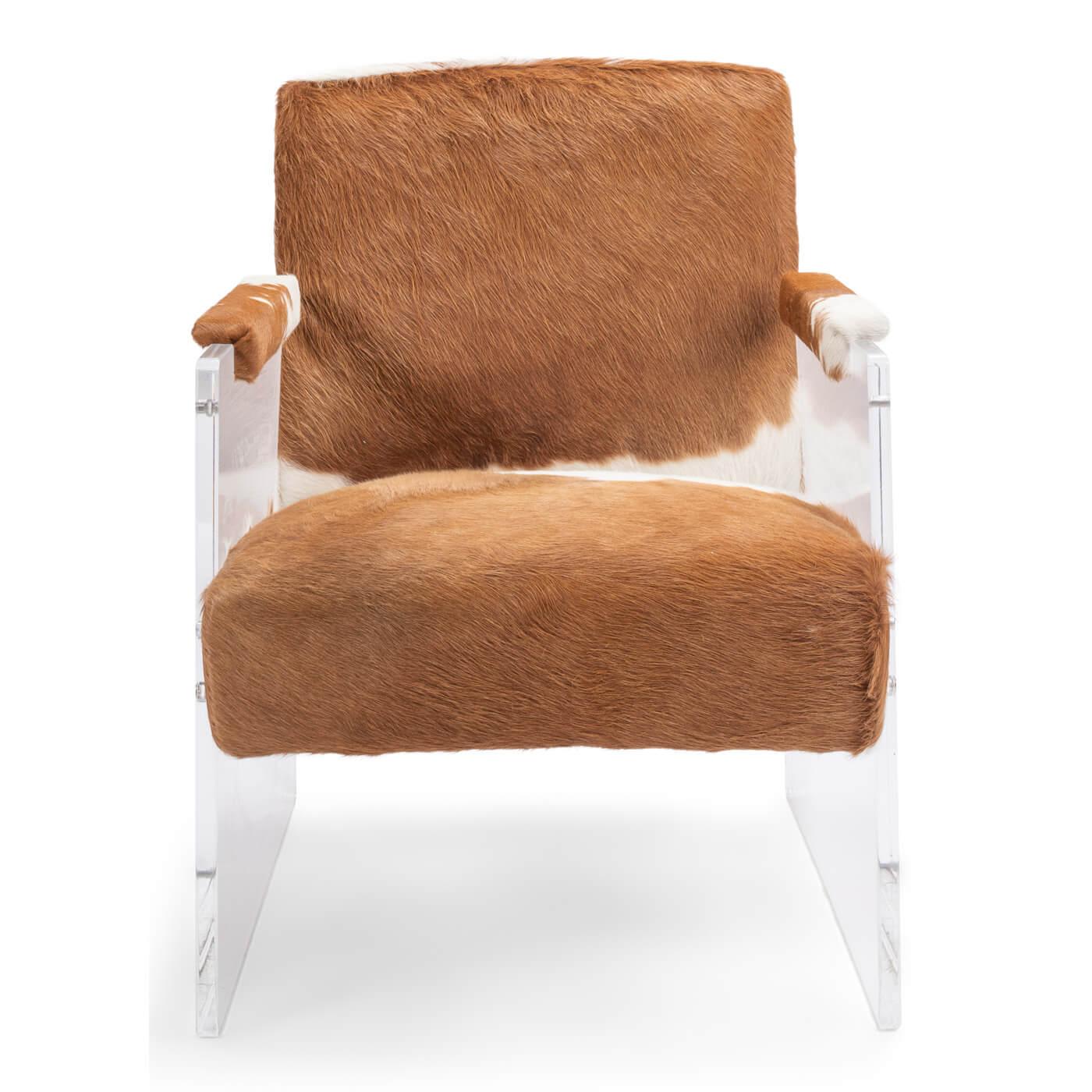 Poltrona in pelle di mucca e lucite dal sapore vintage-western, con fianchi in lucite acrilica di lusso e seduta e schienale in pelle di mucca marrone e bianca. Una combinazione unica di materiali rende questo pezzo un vero e proprio pezzo forte in