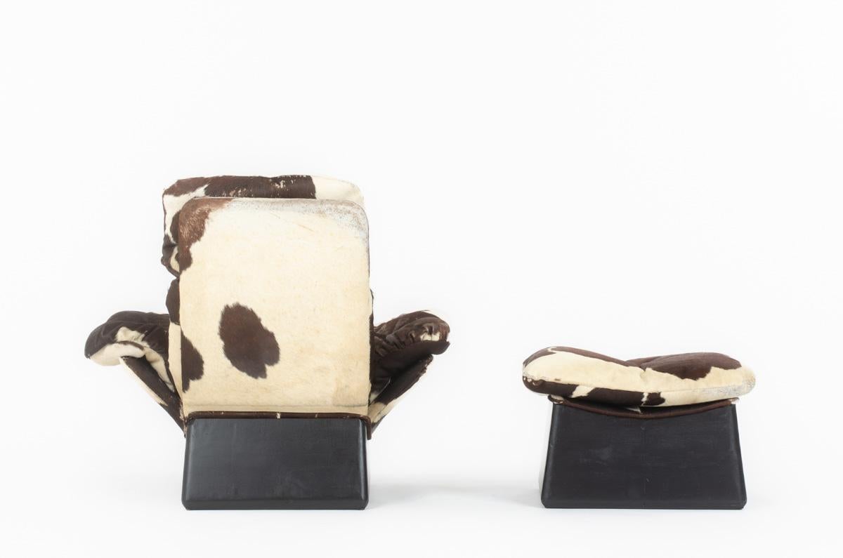 Cowhide armchair and footrest, 1970s In Good Condition For Sale In JASSANS-RIOTTIER, FR