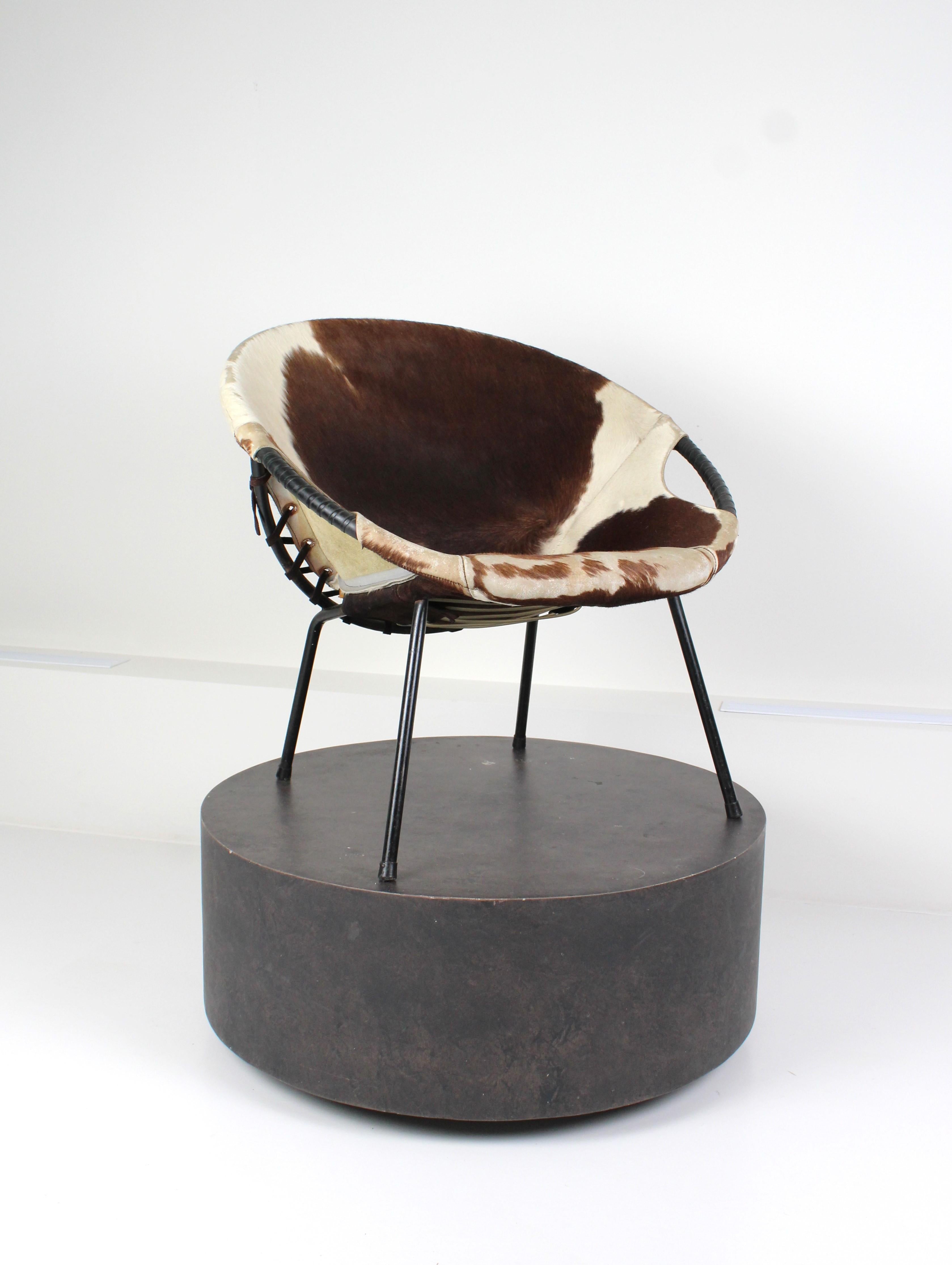 Silla Globo de piel de vaca de Hans Olsen, años 50 Moderno de mediados de siglo
