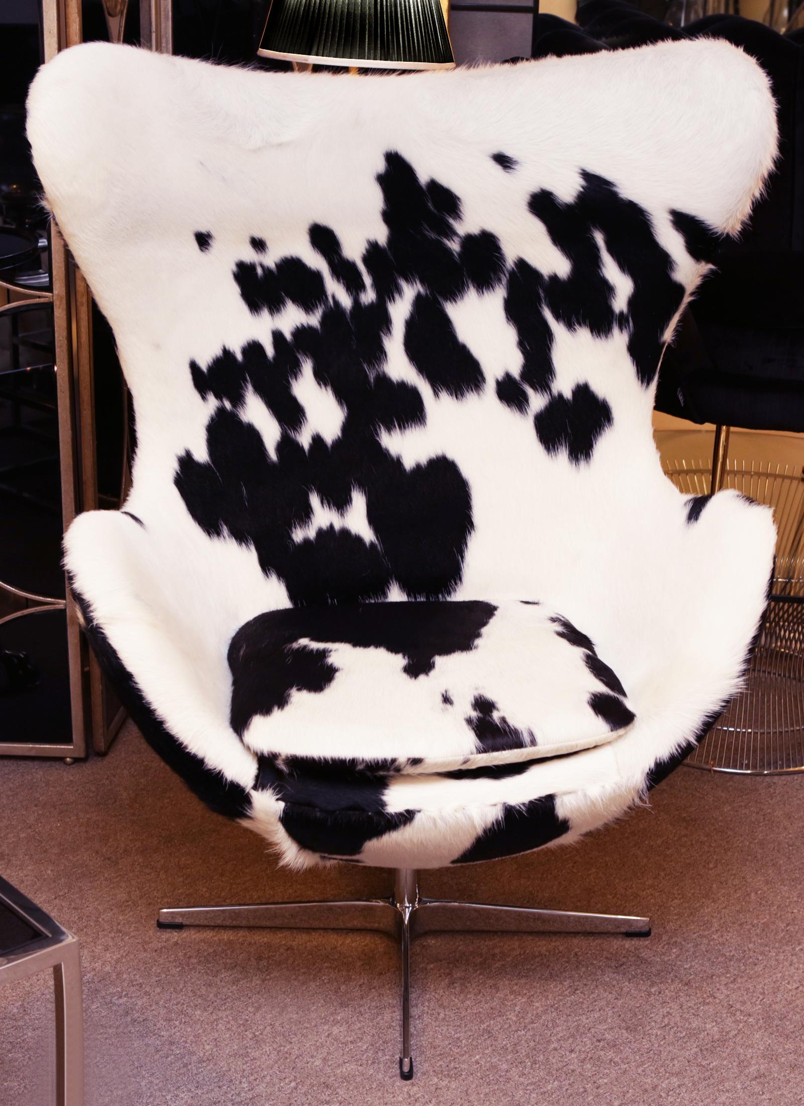 Sessel Pony schwarz und weiß Ei,
mit behandeltem Naturpony bedeckt,
auf drehbaren Füßen aus poliertem Edelstahl.
Außergewöhnliches Stück.