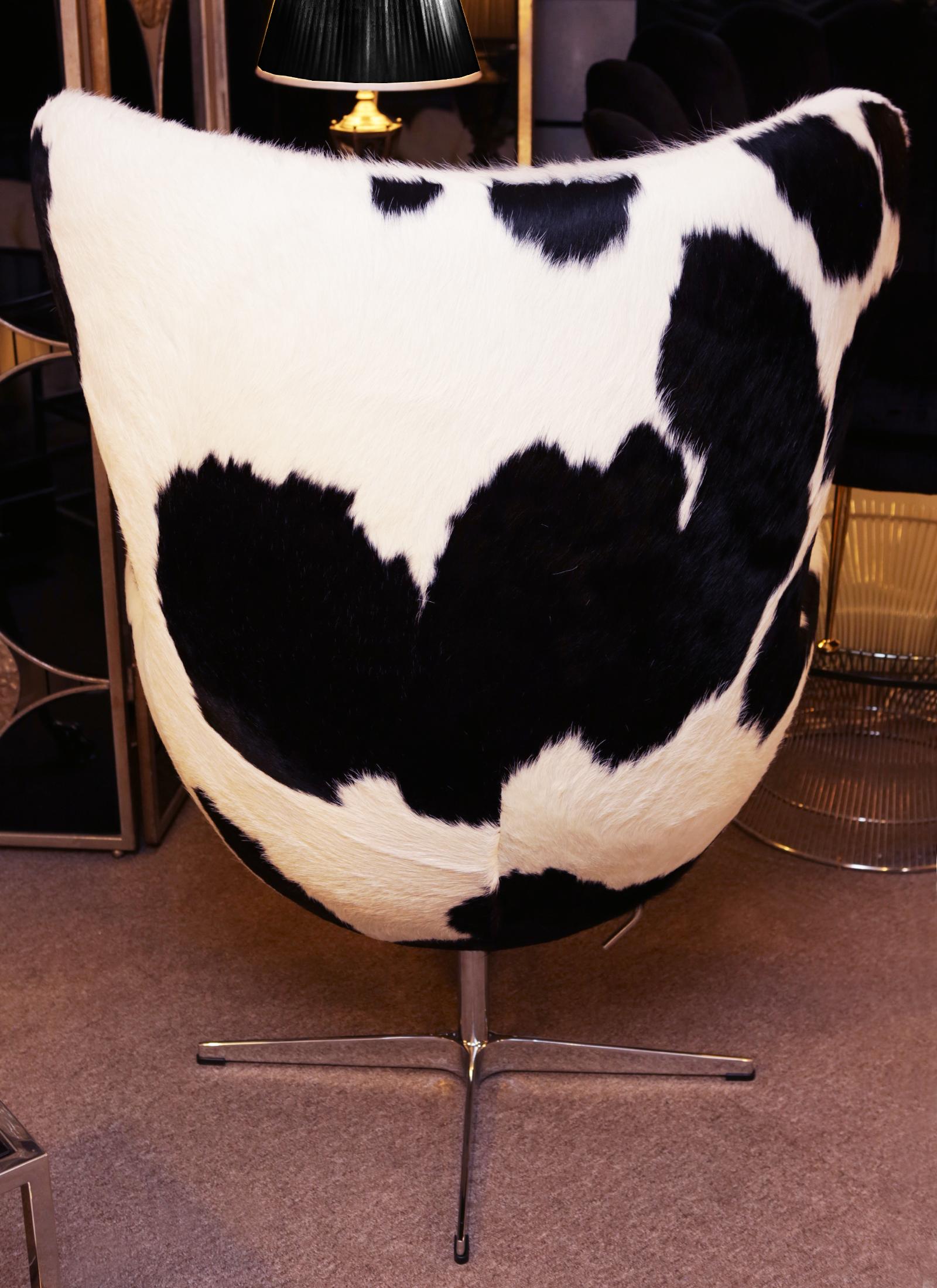 Pony Black and White Egg Armchair In New Condition For Sale In Paris, FR
