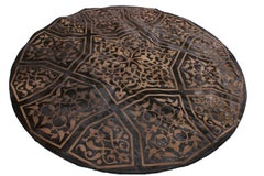 Alfombra geométrica contemporánea de piel de vaca en tonos marrones y negros de Rug & Kilim