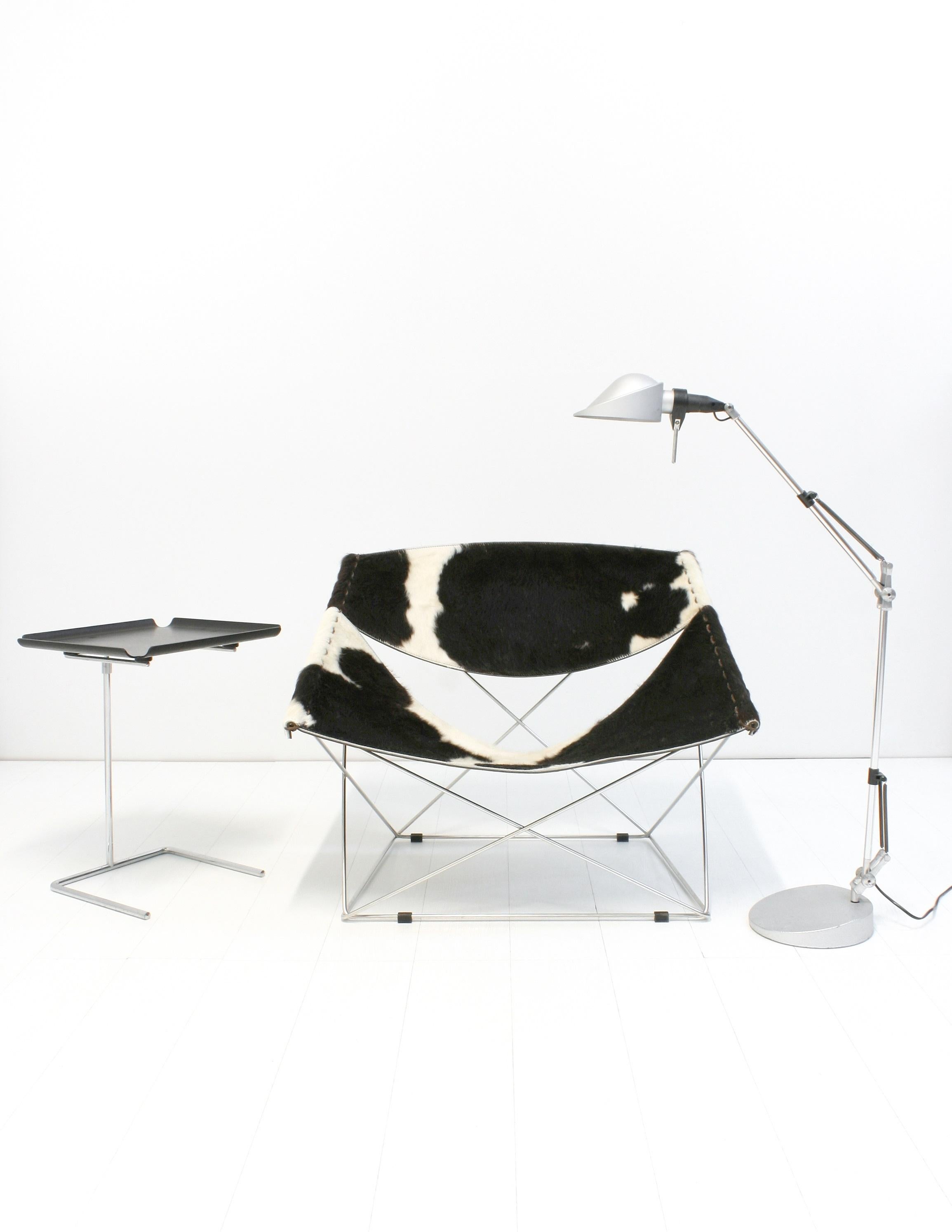 La F675, également connue sous le nom de Butterfly Chair, a été conçue par Pierre Paulin en 1963 et fabriquée par Artifort, aux Pays-Bas.
Cette chaise aux lignes élégantes est éditée avec le revêtement original en peau de vache. Le cadre est