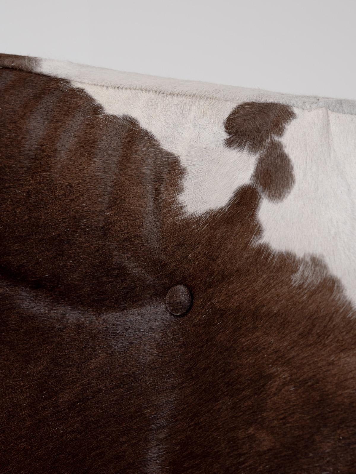Cowhide Juliette Sofa by Guillerme et Chambron, 1960s In Good Condition For Sale In Aartselaar, BE