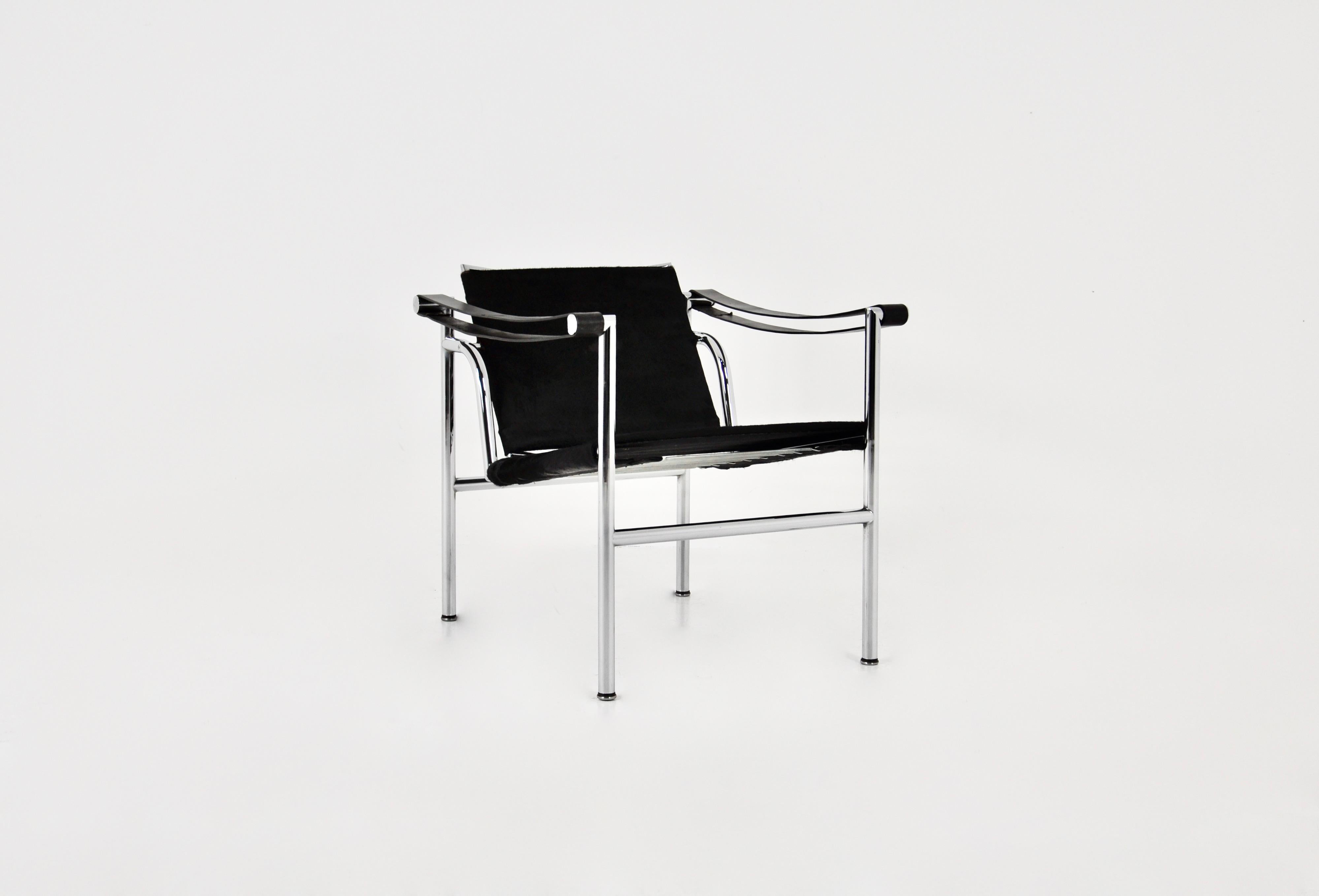 Chair in black cowhide and metal frame by Le Corbusier. Stamped Le Corbusier. Seat height: 40 cm. Wear due to time and age of the chairs.