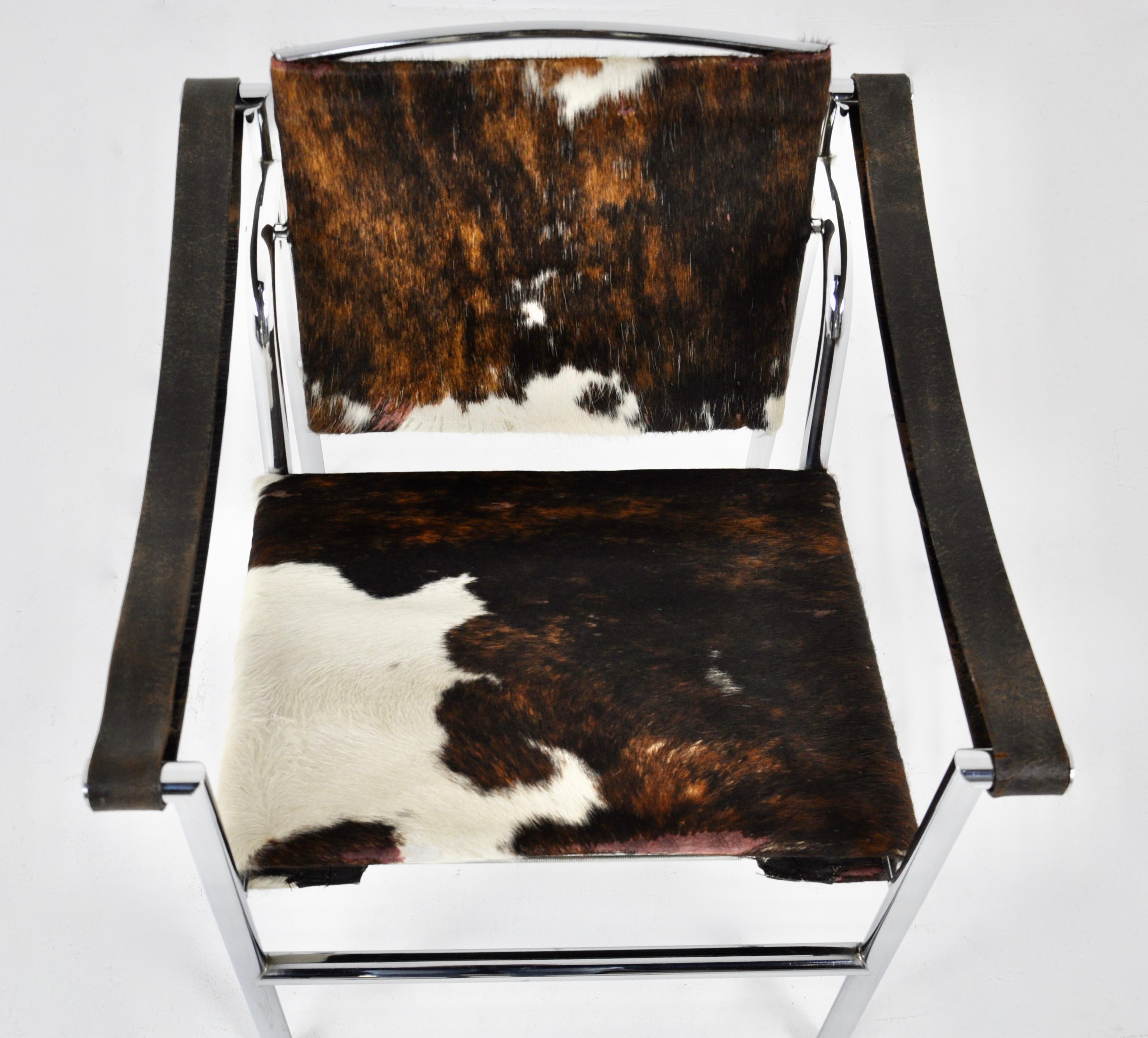 Cowhide LC1 armchairs by Le Corbusier for Cassina, 1970s For Sale 1