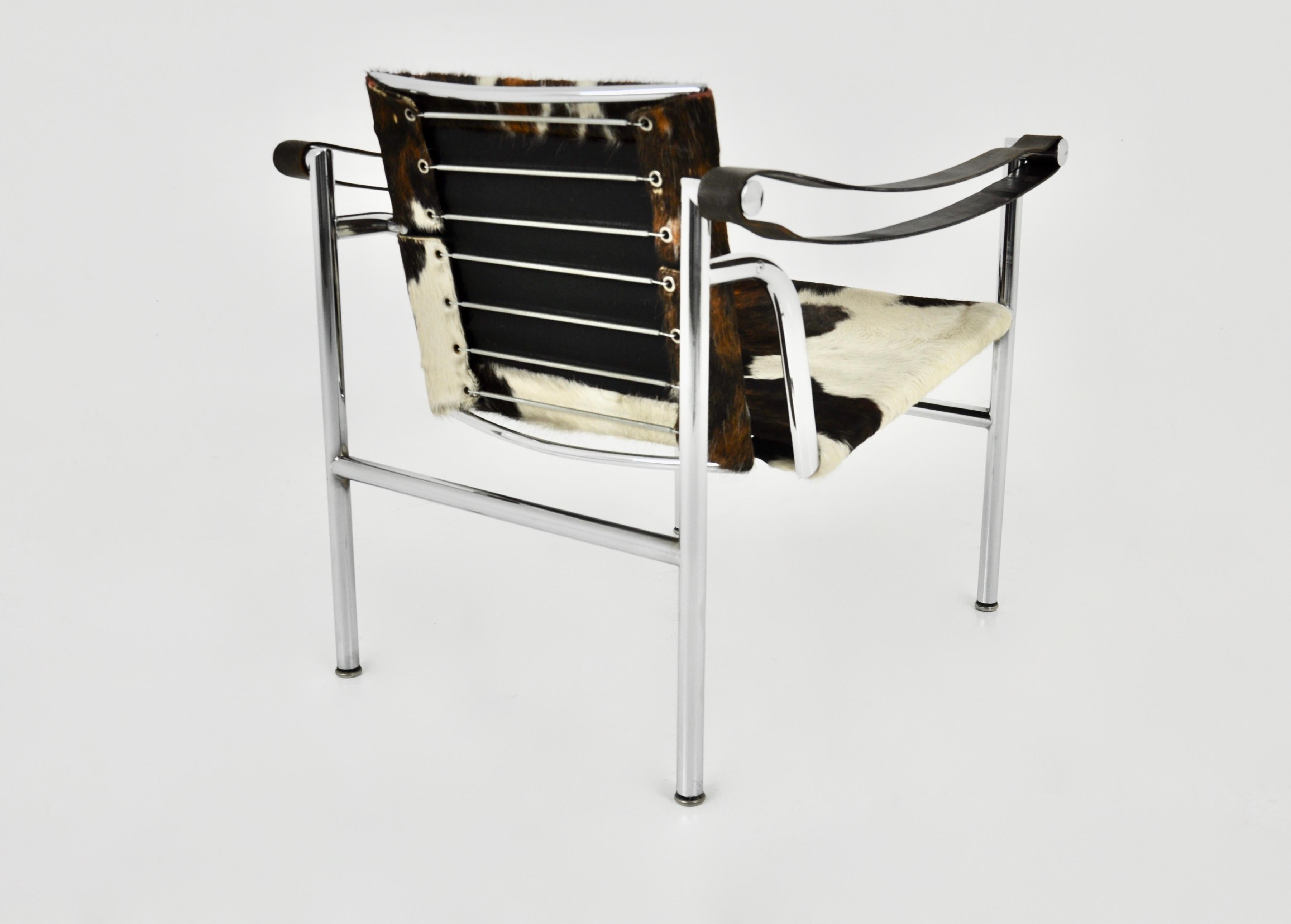 Cowhide LC1 armchairs by Le Corbusier for Cassina, 1970s For Sale 2