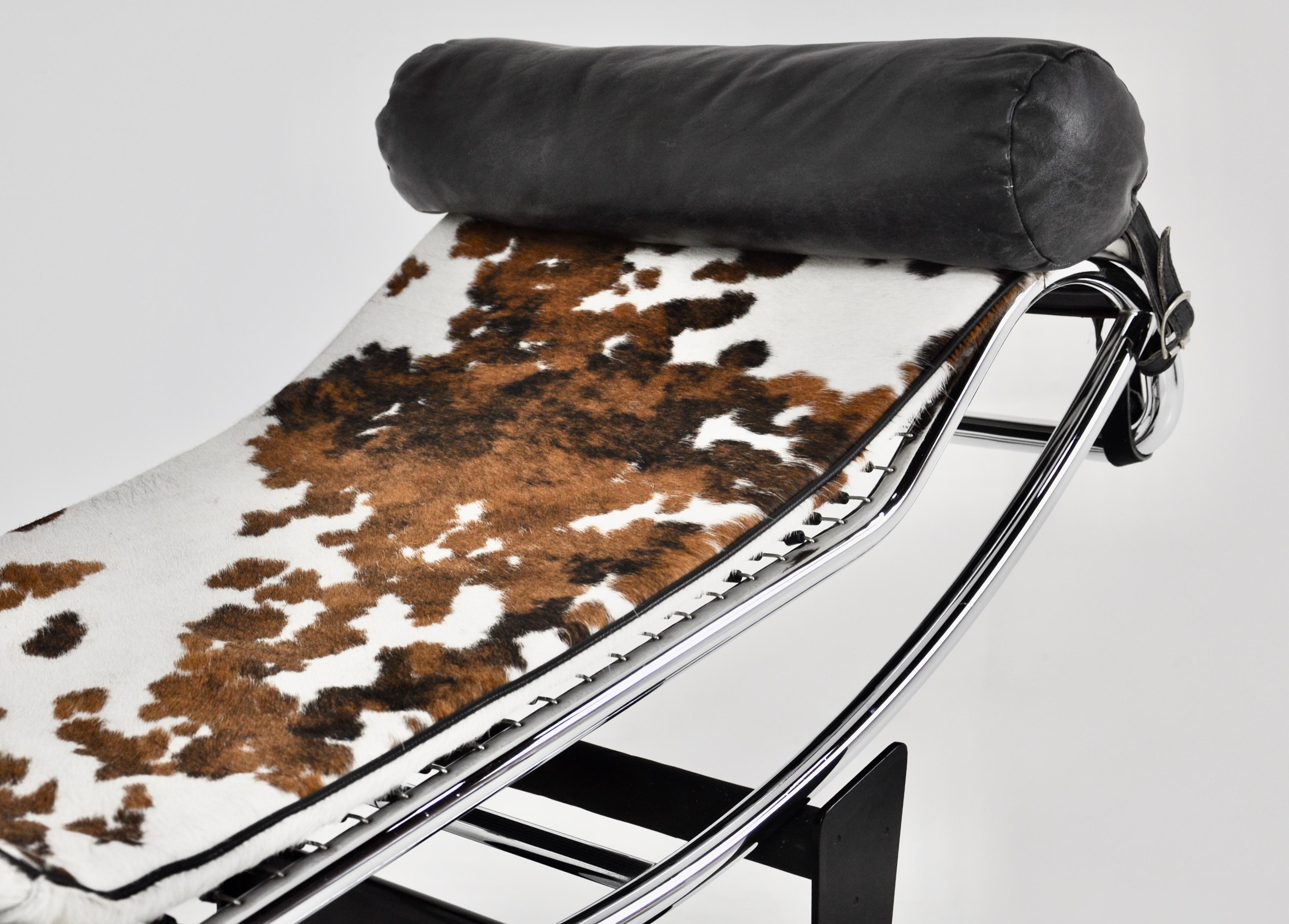 Cowhide LC4 Lounge Chair by Le Corbusier for Cassina, 1970s 3