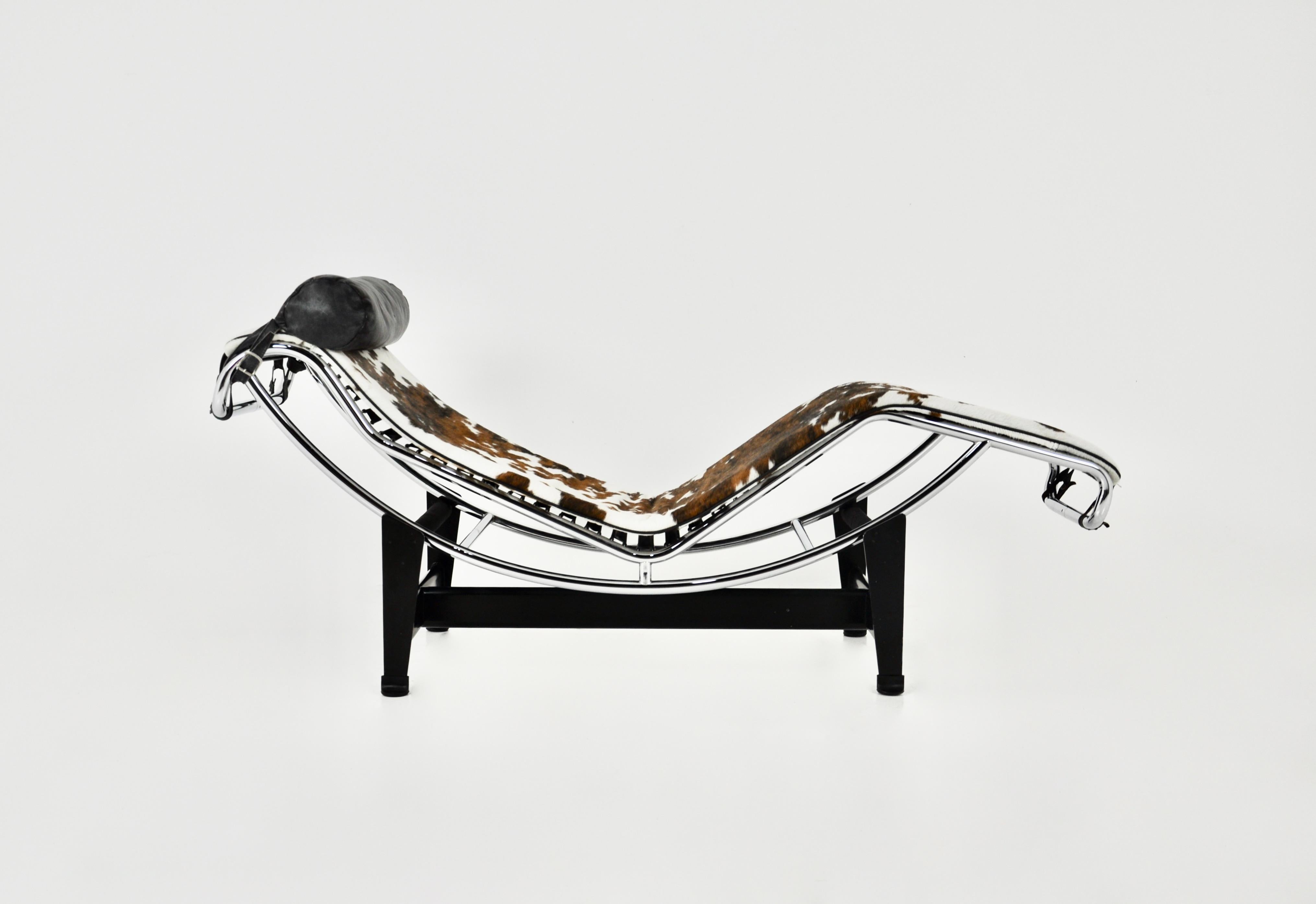 Cowhide LC4 Lounge Chair by Le Corbusier for Cassina, 1970s In Good Condition In Lasne, BE