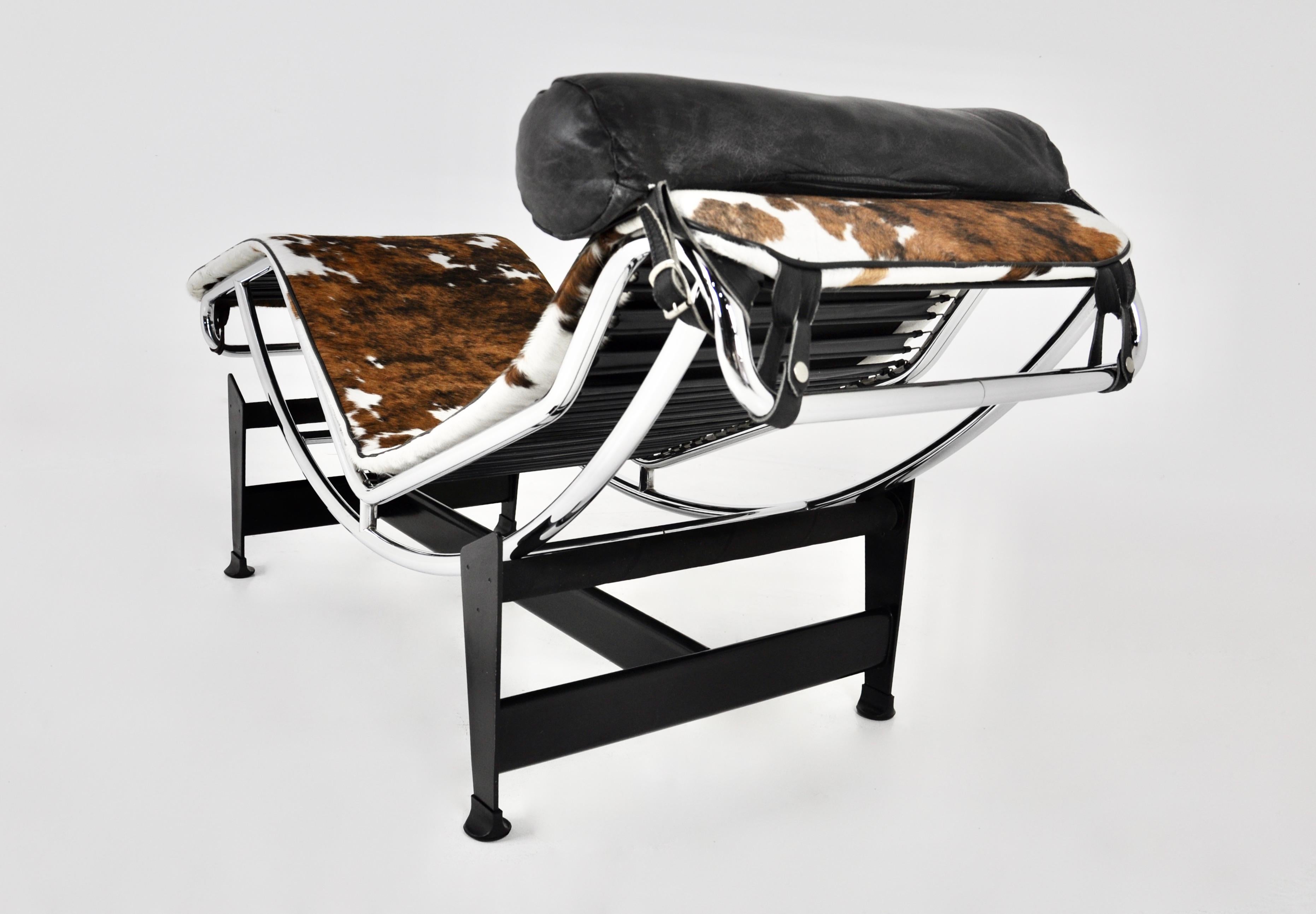 Cowhide LC4 Lounge Chair by Le Corbusier for Cassina, 1970s 2