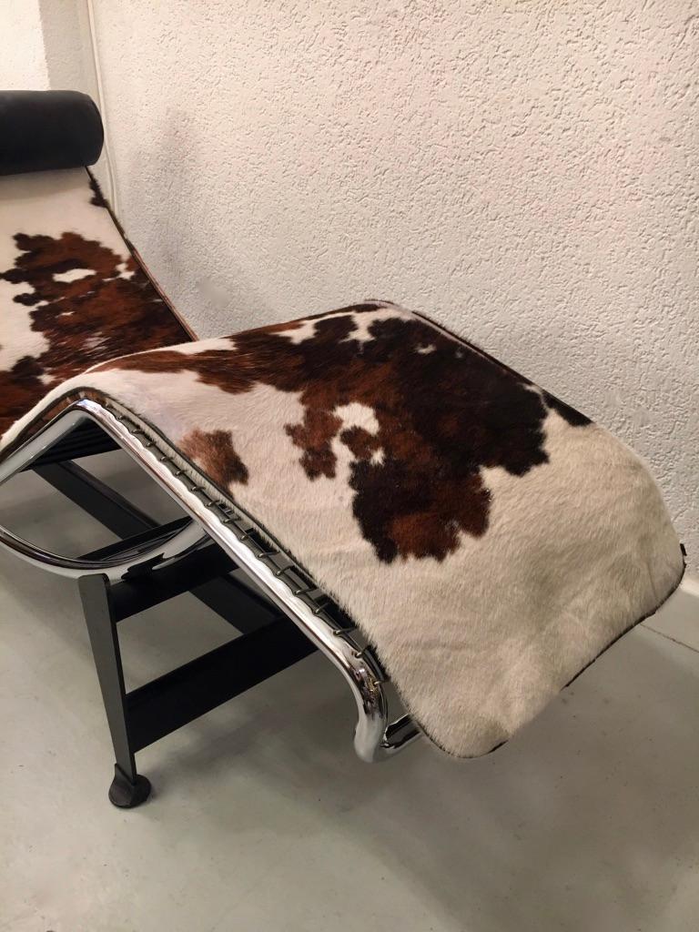 Cowhide LC4 Lounge Chair by Le Corbusier for Cassina 4